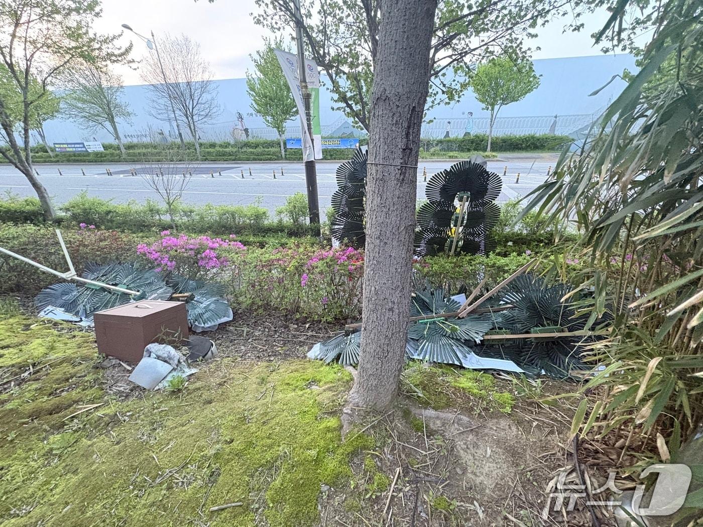 본문 이미지 - 16일 오후 전북도청 인근에 세워져 있던 화환이 파손된 상태로 발견됐다.(독자제공. 재판매 및 DB 금지)/뉴스1