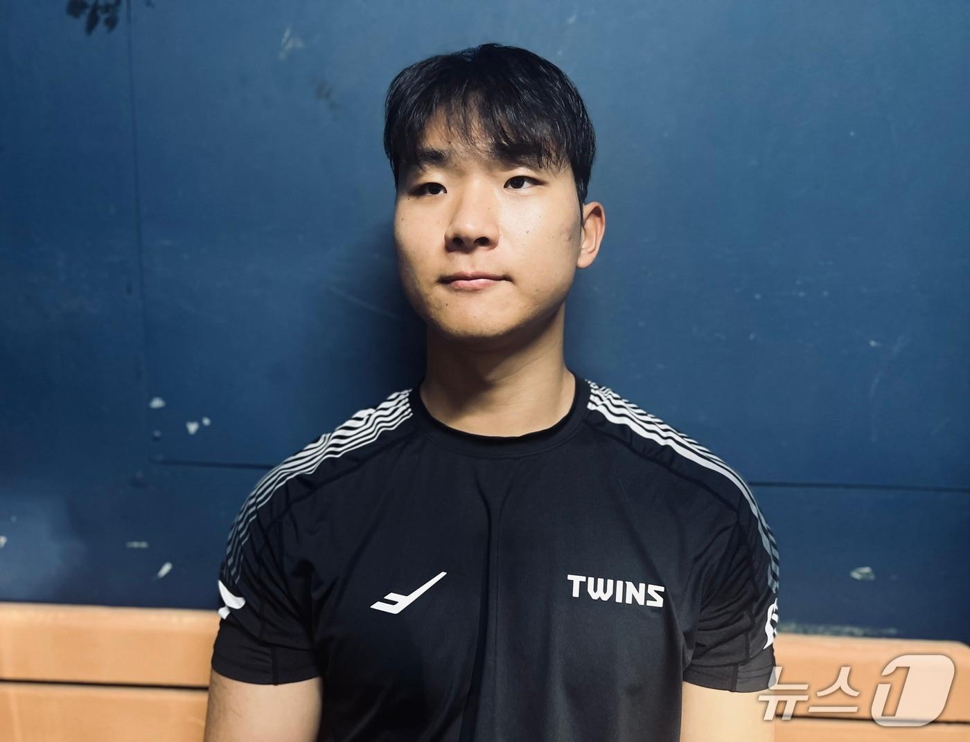 본문 이미지 - LG 트윈스 투수 우강훈이 16일 열린 KBO리그 잠실 롯데 자이언츠전에서 팀의 7-4 승리를 이끈 뒤 취재진과 인터뷰하고 있다. 2026.4.16 ⓒ 뉴스1 이상철 기자