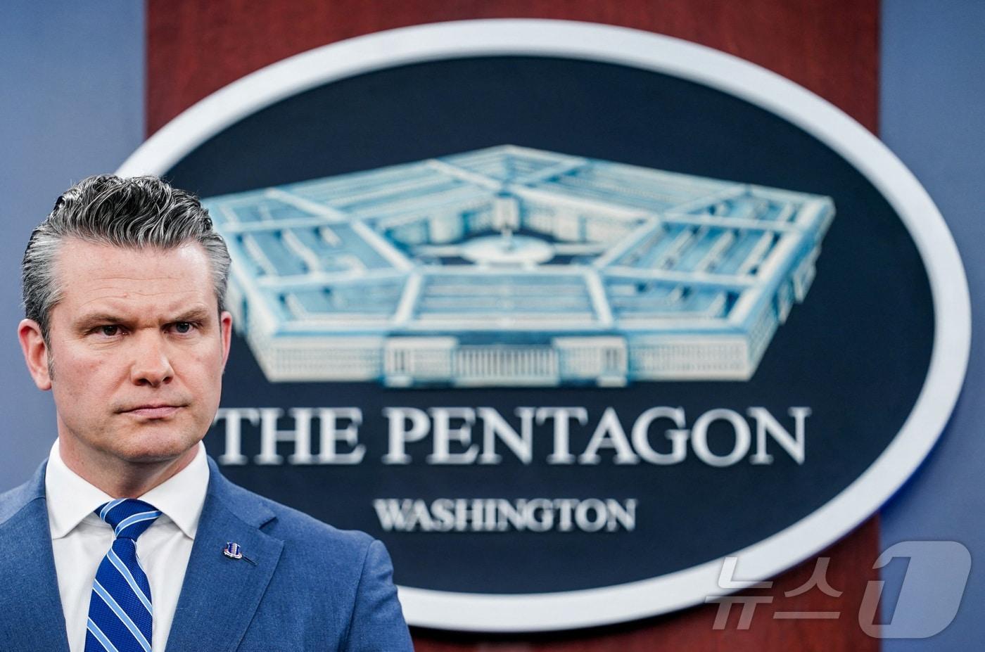 본문 이미지 - 피트 헤그세스 미국 국방장관이 16일(현지시간) 워싱턴DC 인근 펜타곤(미국 국방부 청사)에서 호르무즈 해협 봉쇄 작전과 관련한 브리핑을 하고 있다 .2026.04.16. ⓒ 로이터=뉴스1