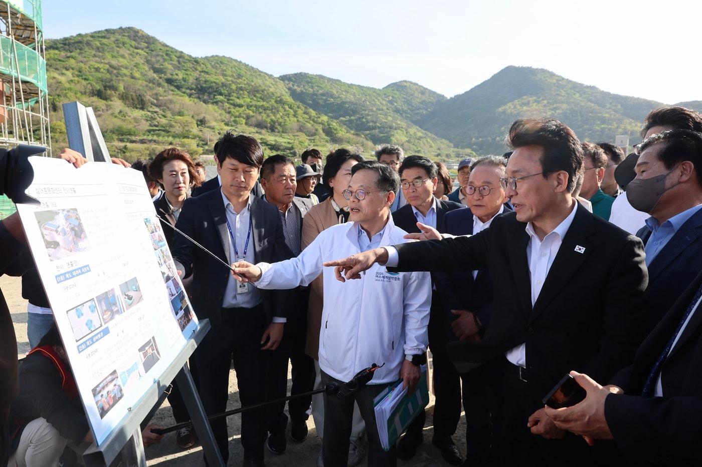 본문 이미지 - 16일 김민석 국무총리가 여수세계섬박람회 준비상황을 점검하는 모습.(총리실 제공)