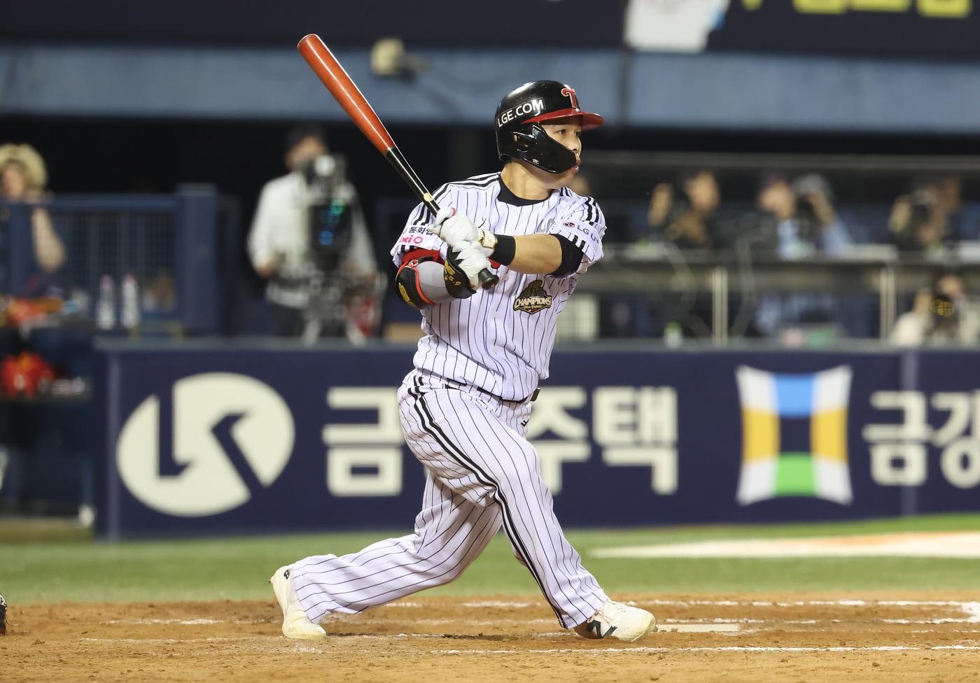 본문 이미지 - LG 트윈스 문성주가 16일 열린 KBO리그 잠실 롯데 자이언츠전에서 6회말 2타점 적시타를 때려 팀의 7-4 승리를 이끌었다. (LG 트윈스 제공)