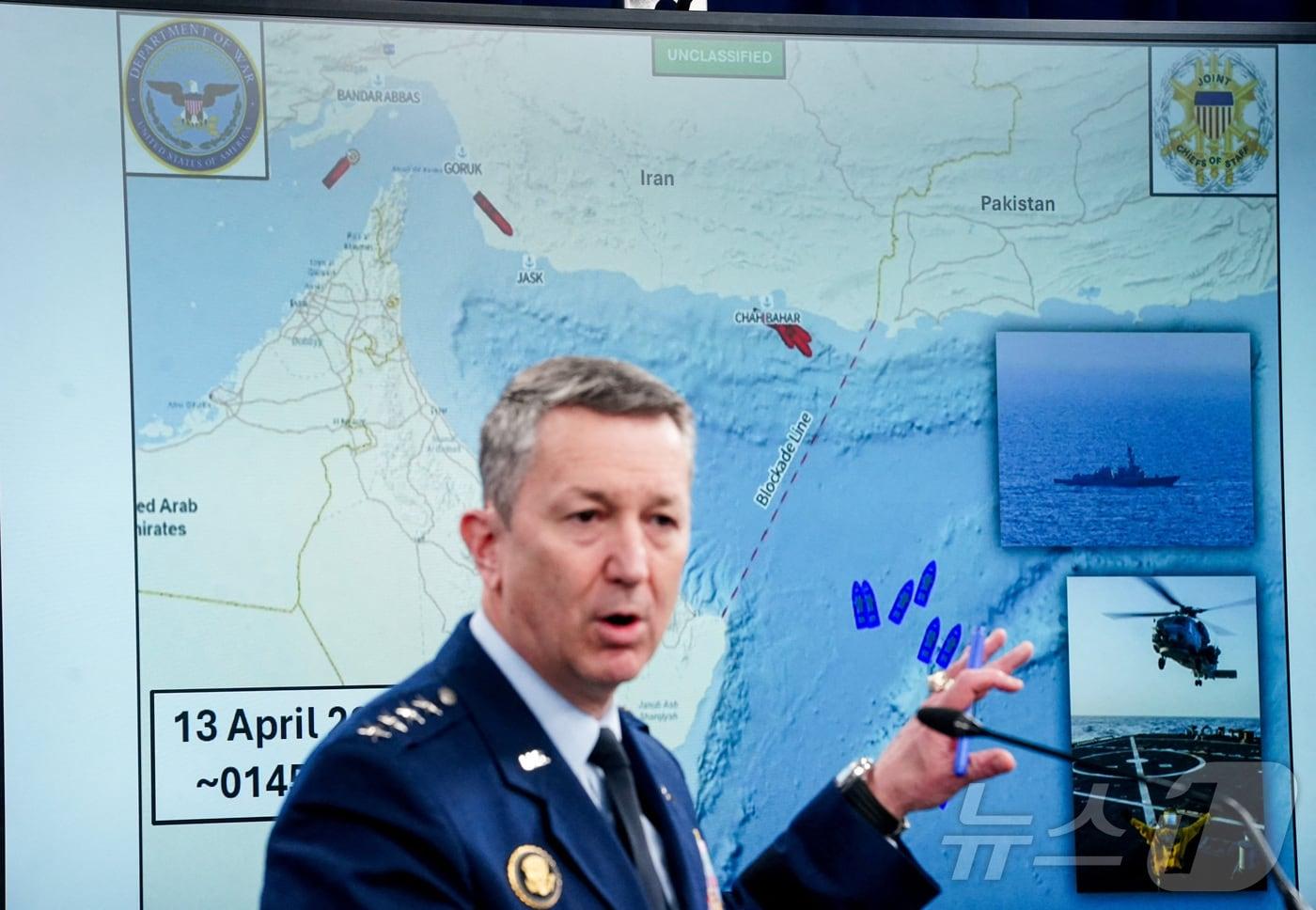 본문 이미지 - 댄 케인 미 합참의장이 16일(현지시간) 미국 워싱턴DC 펜타곤에서 이란 전쟁 관련 브리핑을 하고 있다. 케인 합참의장은 미군이 이란을 지원한다고 판단되는 선박은 인도양과 태평양을 포함한 모든 해역에서 추적해 차단할 것이라고 밝혔다. 2026.04.16. ⓒ 로이터=뉴스1