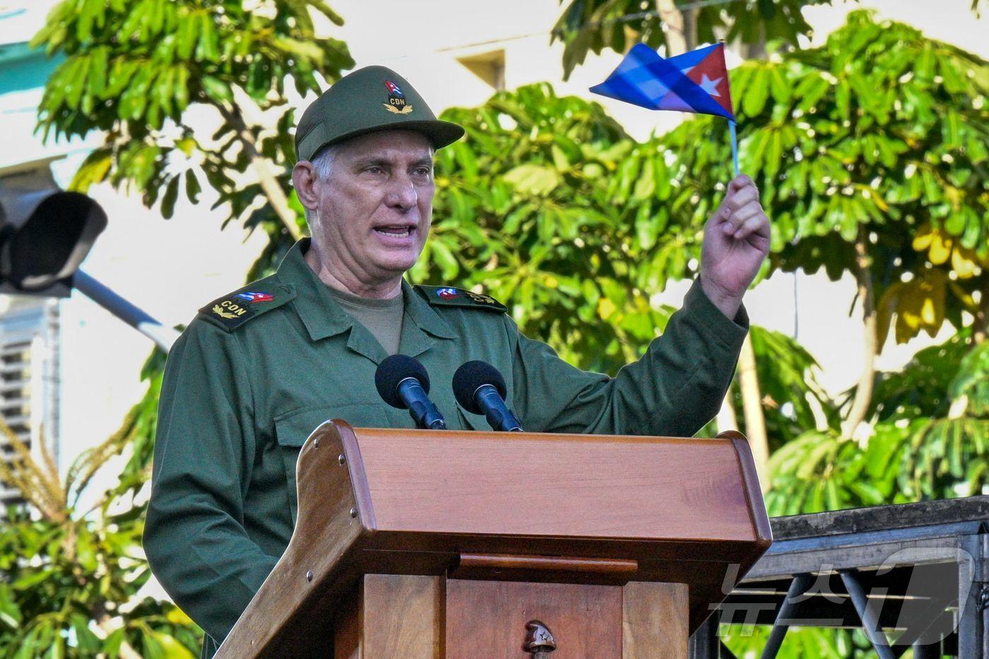 본문 이미지 - 미겔 디아스카넬 쿠바 대통령이 16일(현지시간) 쿠바 아바나에서 열린 미국의 피그만 침공 실패 65주년 기념식에서 국기를 흔들고 있다. 2026.04.16. ⓒ AFP=뉴스1