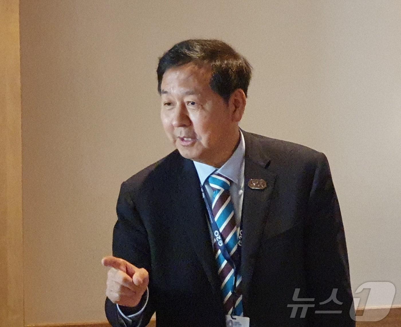 본문 이미지 - 구윤철 부총리 겸 재정경제부 장관이 16일(현지시간) 미국 워싱턴DC 인근에서 한국 특파원들과 간담회에서 발언하고 있다. 2026.04.16. ⓒ 뉴스1 류정민 특파원