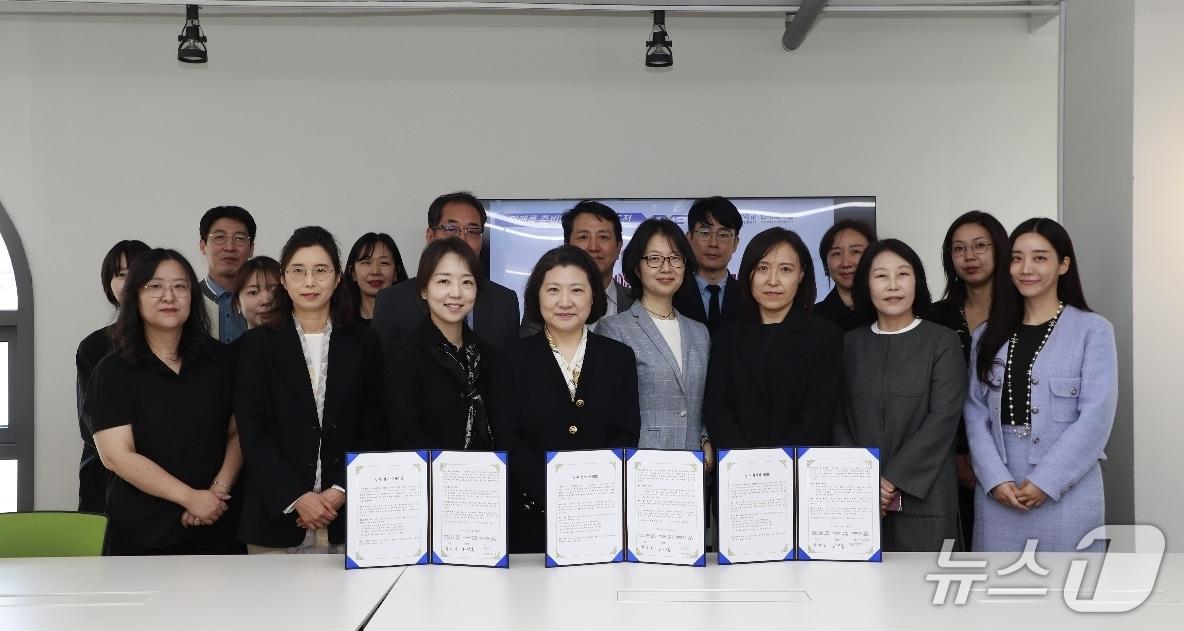 본문 이미지 - 미래의류(AI)연구소 설립 및 3자 공동 운영을 위한 업무협약식에 참석한 다이텍연구원과 연세대, 한양대 관계자들이 기념사진을 찍고 있다.(다이텍연구원 제공, 재판매 및 DB 금지)