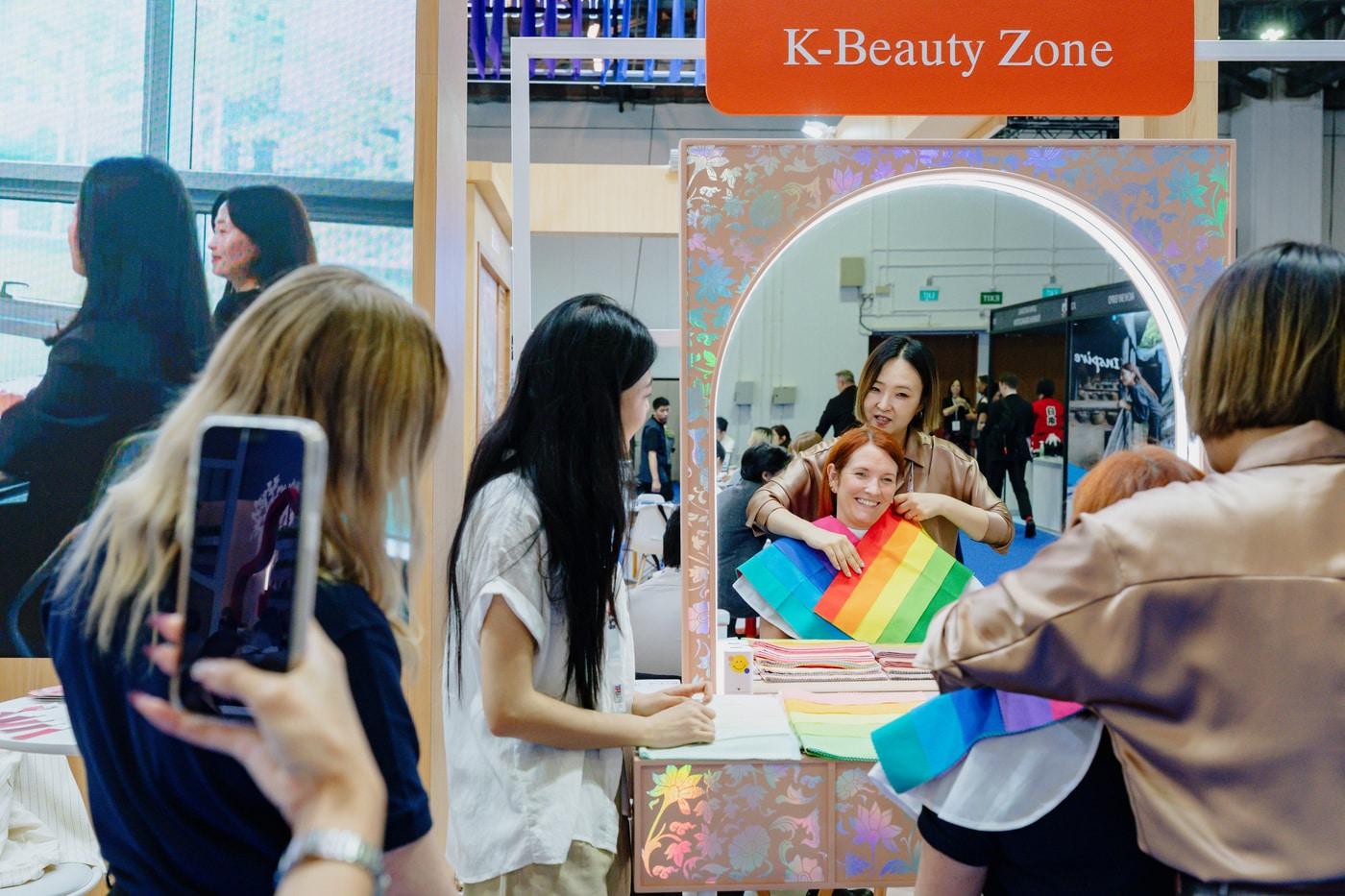 본문 이미지 - 싱가포르 '더 미팅스 쇼 APAC' 퍼스널컬러체험(한국관광공사 제공)