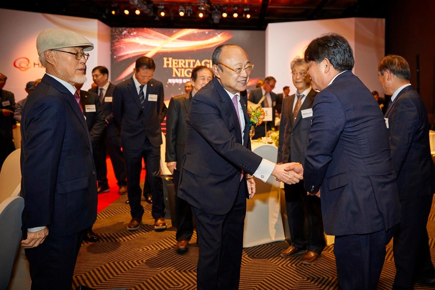 본문 이미지 - 김승연 한화그룹 회장이 16일 북일학원 퇴직교사 초청만찬에 참석한 선생님들과 인사를 하고 있다. (한화커뮤니케이션위원회 제공)