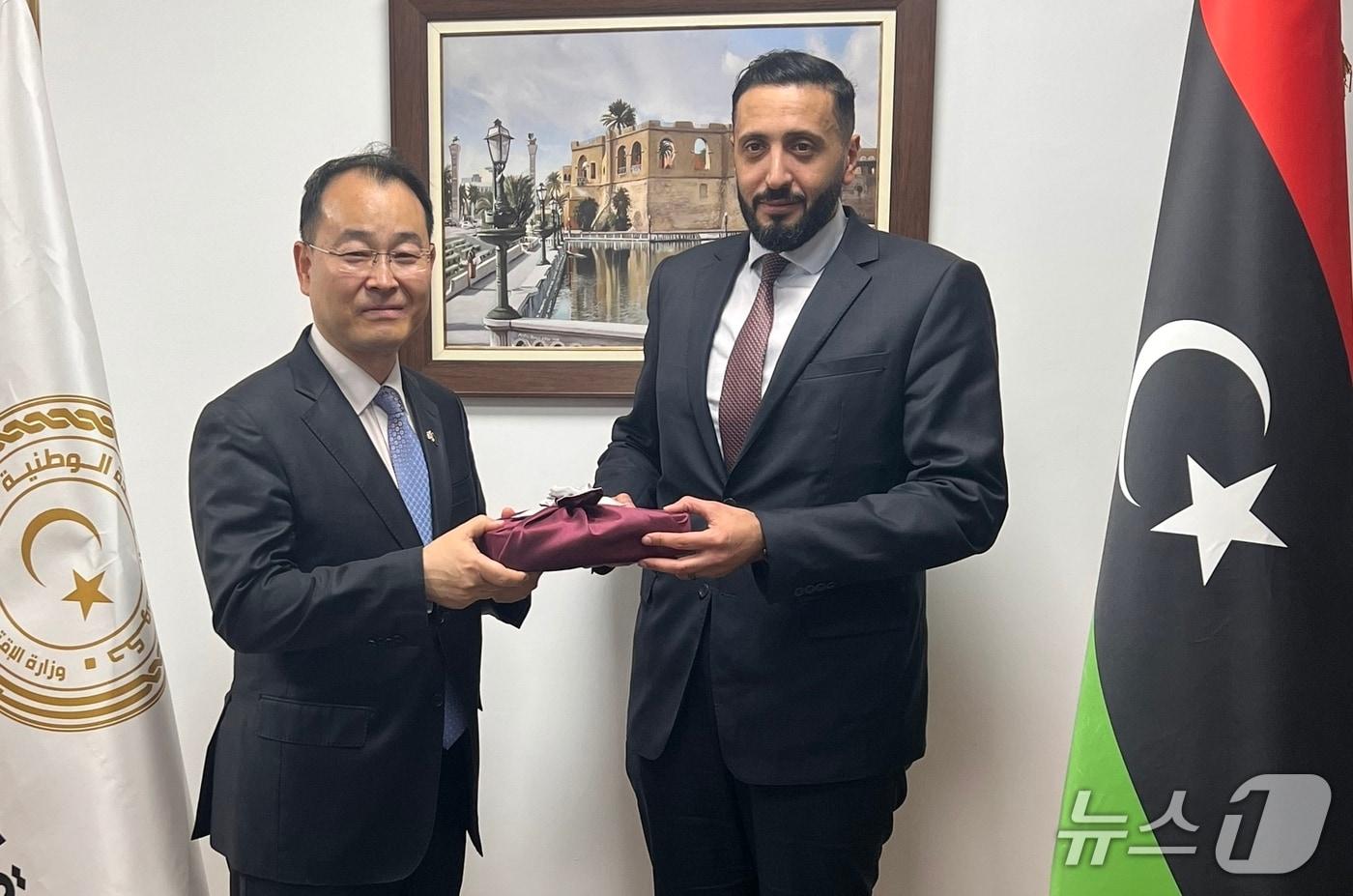 본문 이미지 - 박종환 외교부 경제외교조정관이 리비아 관계자와 기념 촬영을 하고 있다. 박 조정관은 13∼16일 알제리와 리비아를 방문해 원유·나프타의 긴급 공급 가능성 등을 확인했다.(외교부 제공)