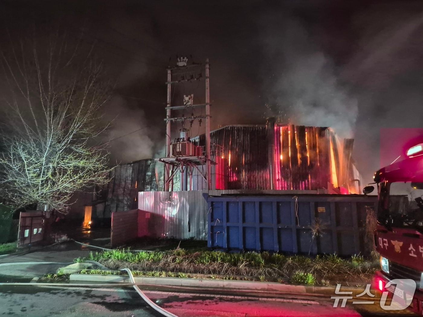 본문 이미지 - 17일 오전 2시9분쯤 대구 달성군 하빈면의 한 폐기물 처리 공장에서 불이 나 소방 당국이 진화 중이다.(독자 제공. 재판매 및 DB금지)