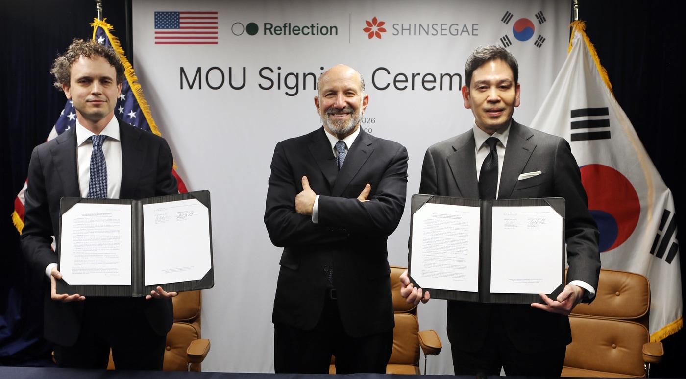본문 이미지 - 신세계그룹과 리플렉션 AI가 지난 3월 ‘한국 소버린 AI 팩토리 건립을 위해 진행한 전략적 파트너십 MOU’ 사진. 왼쪽부터 Misha Laskin 리플렉션 AI CEO, 하워드 러트닉 미국 상무부 장관, 정용진 신세계그룹 회장.(신세계그룹 제공)