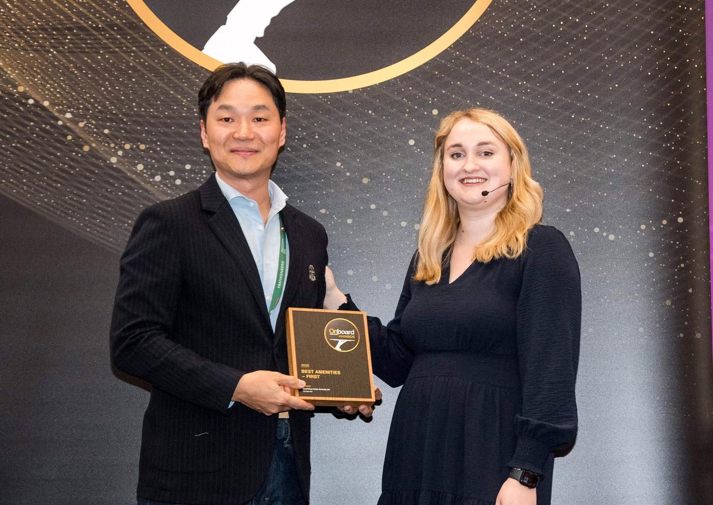 본문 이미지 - 14일 독일 함부르크서 열린 '2026 온보드 호스피탈리티 어워즈' 시상식에서 장성현 대한항공 마케팅/IT, 객실 및 서비스 부문 부사장이 기내 서비스 4개 부문을 수상하며 기념사진을 촬영하고 있다. (대한항공 제공)