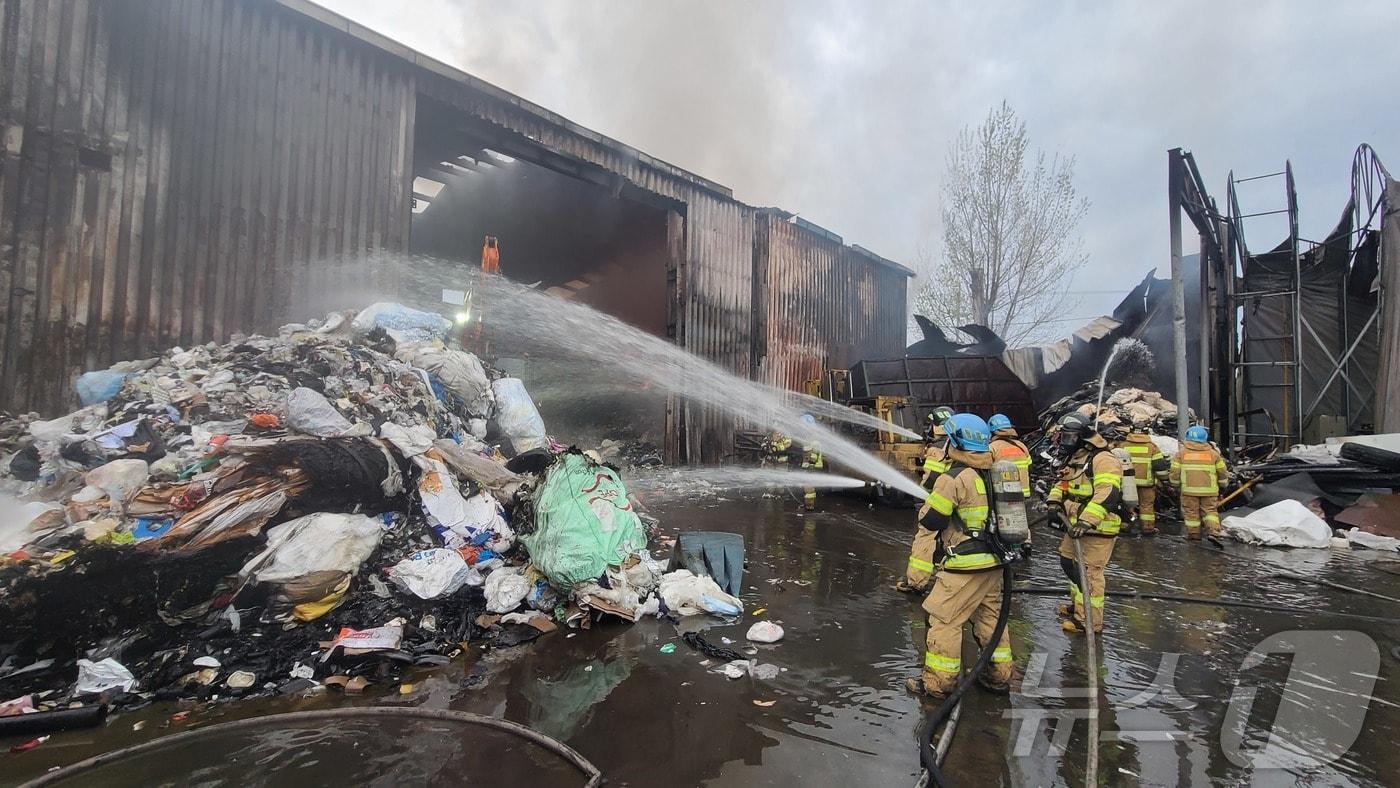 본문 이미지 - 17일 오전 2시9분쯤 대구 달성군 하빈면의 폐기물 처리 공장에서 원인을 알 수 없는 불이 나 소방 당국이 진화하고 있다. 불은 공장 2개 동을 태우고 8시40분 만에 진화됐다.(대구소방안전본부 제공. 재판매 및 DB금지) ⓒ 뉴스1 이성덕 기자