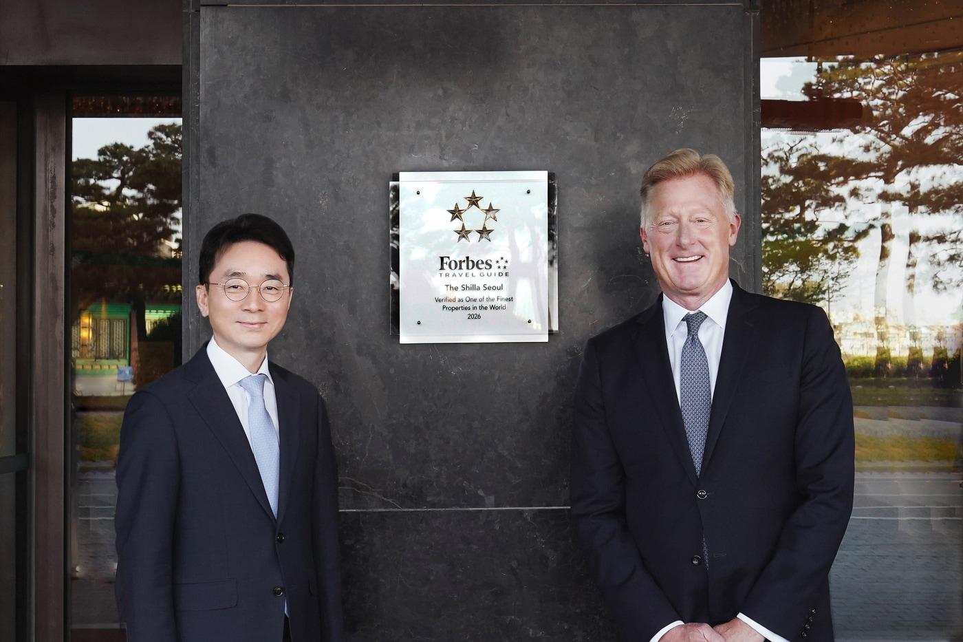 본문 이미지 - '2026 포브스 트래블 가이드' 5성 현판식(서울신라호텔)