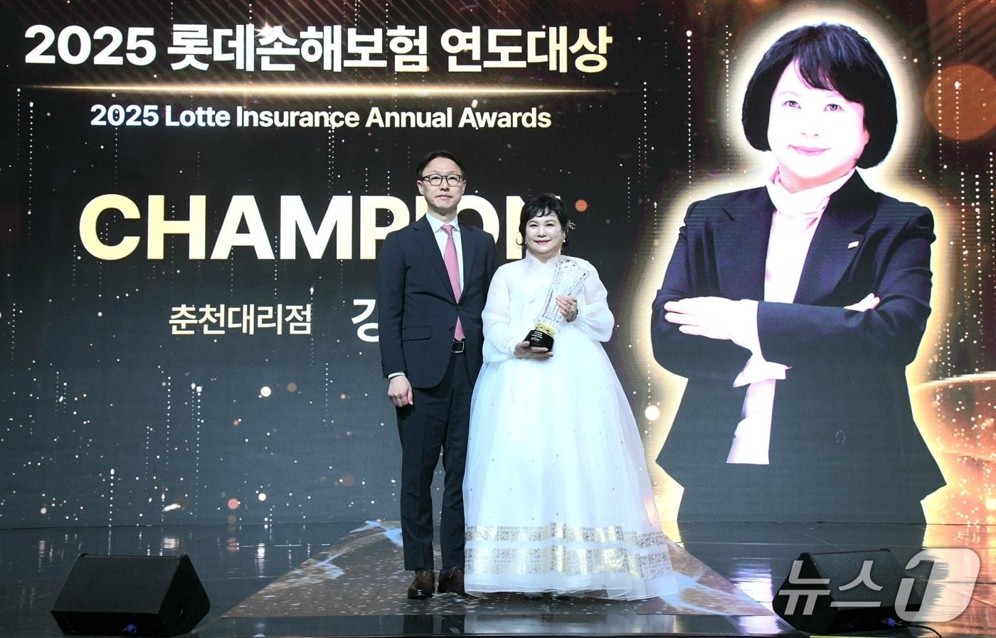 본문 이미지 - (왼쪽부터) 이은호 롯데손해보험 대표이사, 강지숙 서울사업본부 춘천대리점 대표가 16일 서울 송파구 롯데호텔 월드에서 열린 2025 연도대상에서 '챔피언' 수상을 기념하고 있다./사진제공=롯데손해보험
