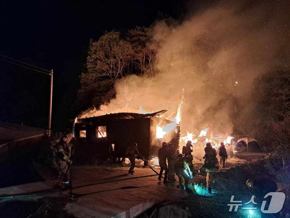 본문 이미지 - 16일 오후 11시 19분쯤 영덕군 병곡면 단독주택에서 불이나 소방대원들이 불을 끄고 있다.(경북소방본부 제공. 재판매 및 DB 금지)2026.4.17/뉴스1