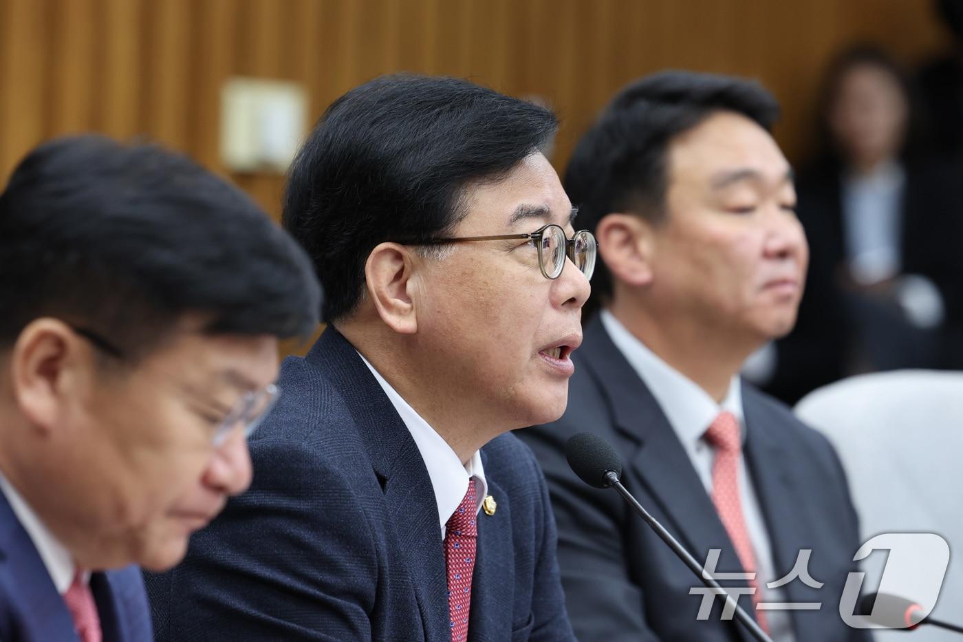 본문 이미지 - 송언석 국민의힘 원내대표가 17일 서울 여의도 국회에서 열린 원내대책회의에서 발언하고 있다. 2026.4.17 ⓒ 뉴스1 신웅수 기자