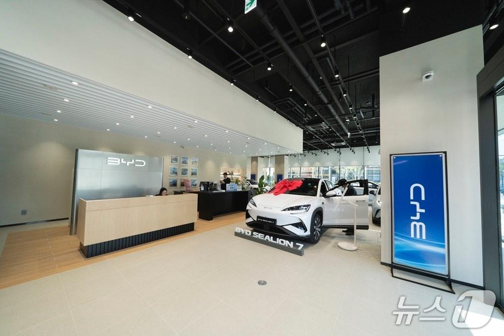 본문 이미지 - BYD 오토 강동 전시장 실내(BYD코리아 제공)