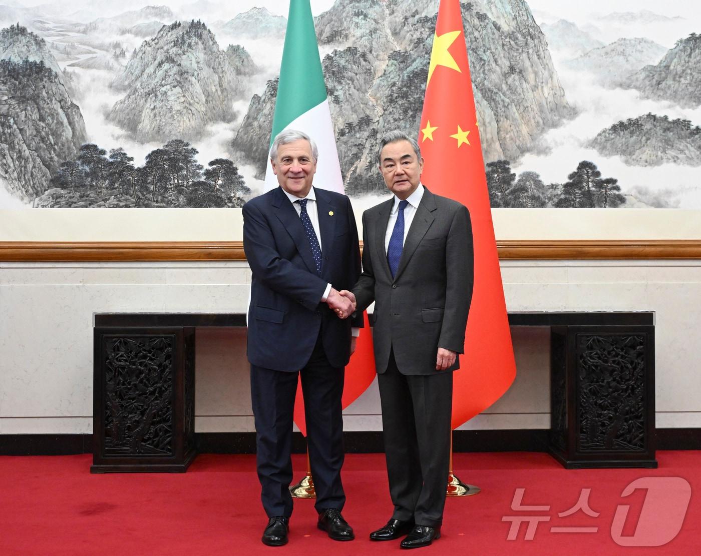 본문 이미지 - 왕이 중국 외교부장이 16일 베이징에서 안토니오 타야니 이탈리아 부총리 겸 외교장관과 회담했다. 2026.4.16 ⓒ 신화=뉴스1