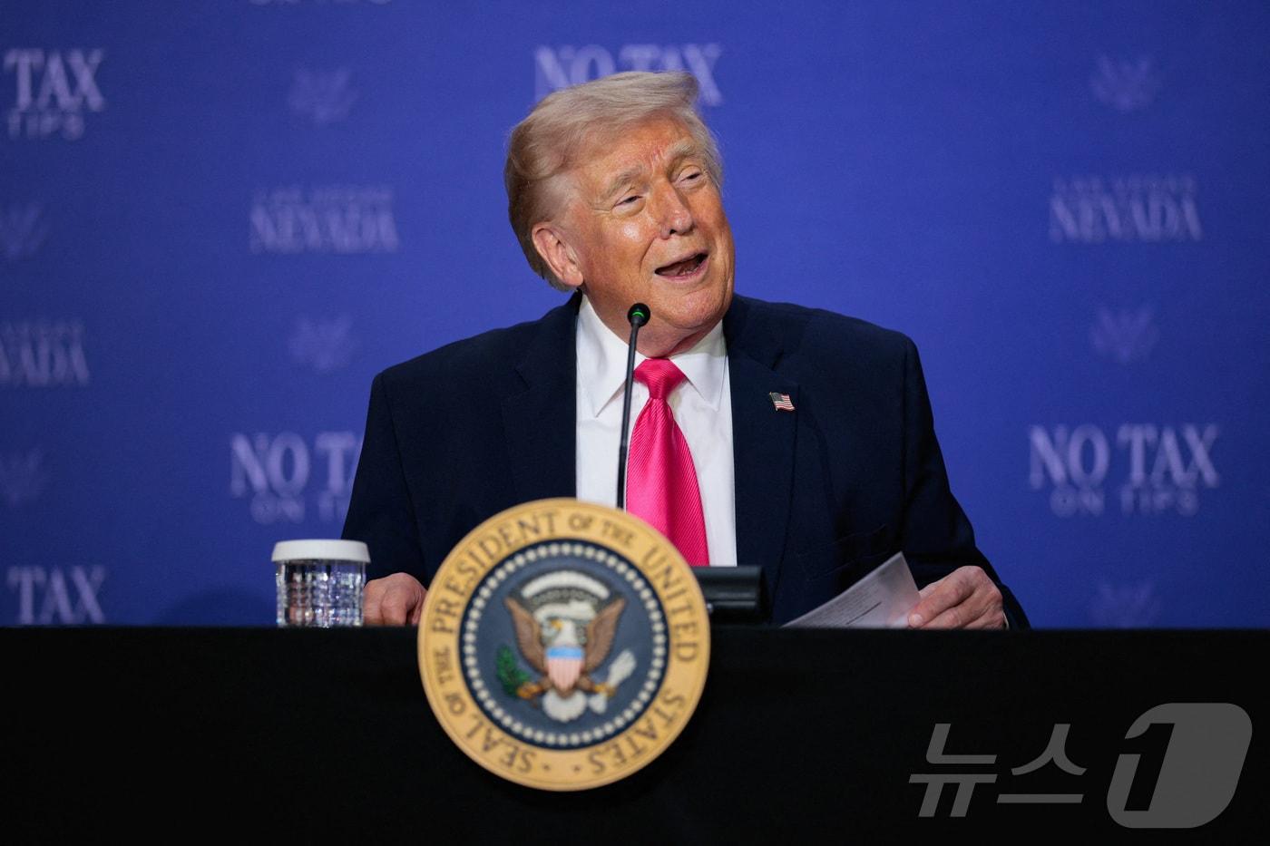 본문 이미지 - 도널드 트럼프 미국 대통령이 16일(현지시간) 네바다주 라스베이거스에서 열린 감세 원탁회의에서 연설하고 있다. 2026.4.16 ⓒ 로이터=뉴스1