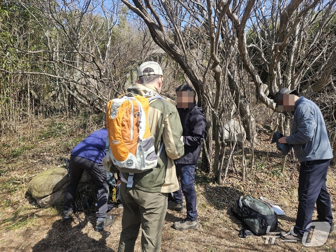 본문 이미지 - 한려해상국립공원사무소 관계자들이 탐방객 위반 행위를 단속하고 있다.