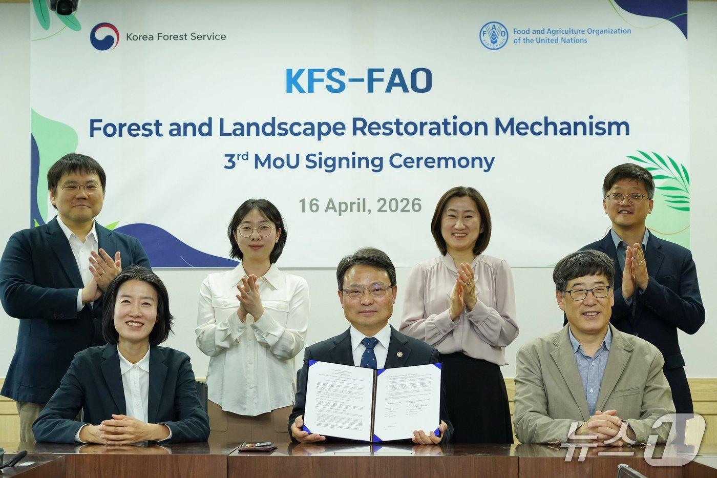본문 이미지 - 박은식 산림청장(가운데)이 유엔식량농업기구와의 '산림경관복원 메커니즘 3차기 사업 추진을 위한 양해각서'에 서명을 하고 기념사진을 촬영하고 있다.(산림청 제공. 재판매 및 DB금지)/뉴스1