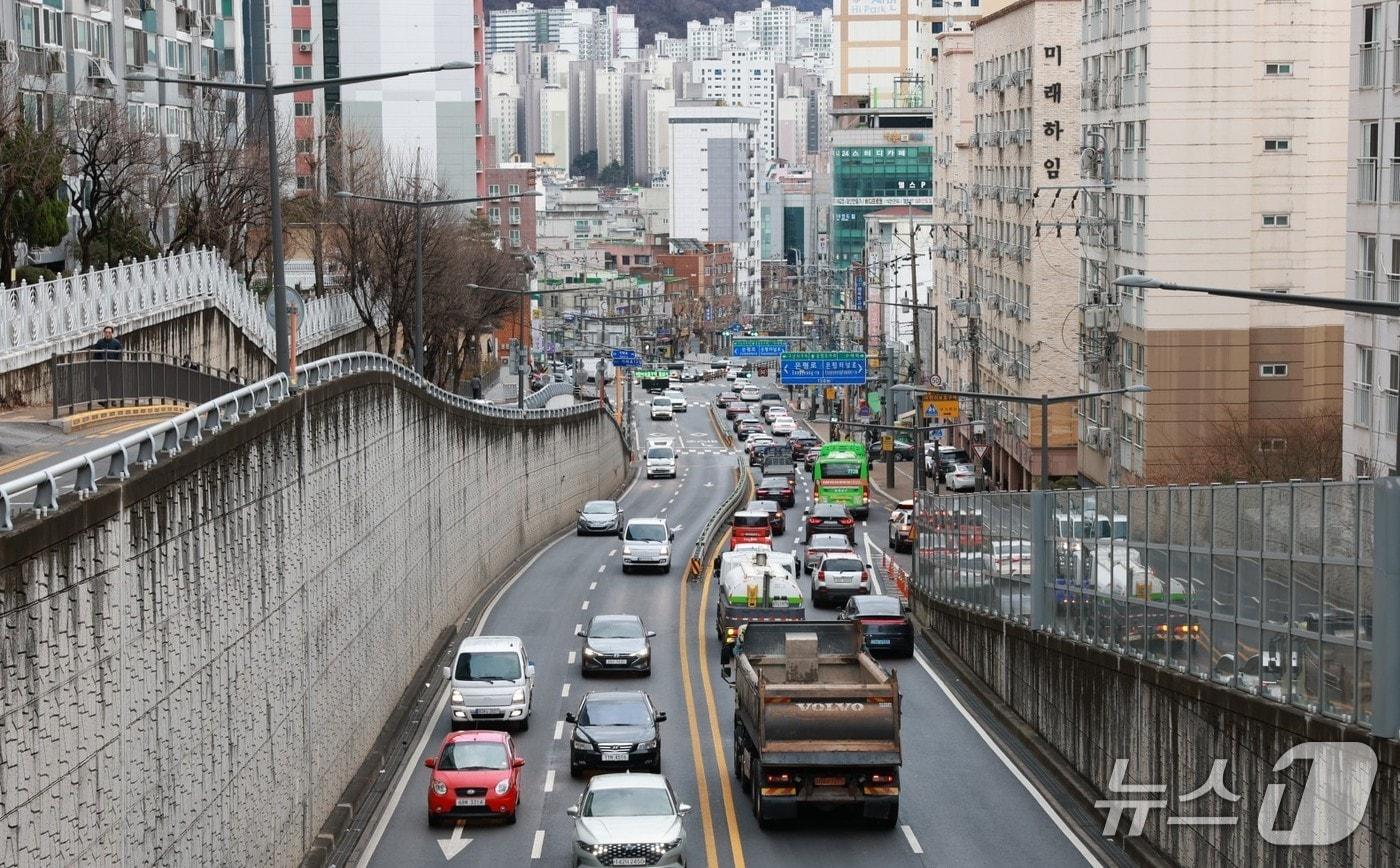 본문 이미지 - 출근시간 은평구 신사동 신사지하차도 부근 차량 정체 모습.(은평구 제공)