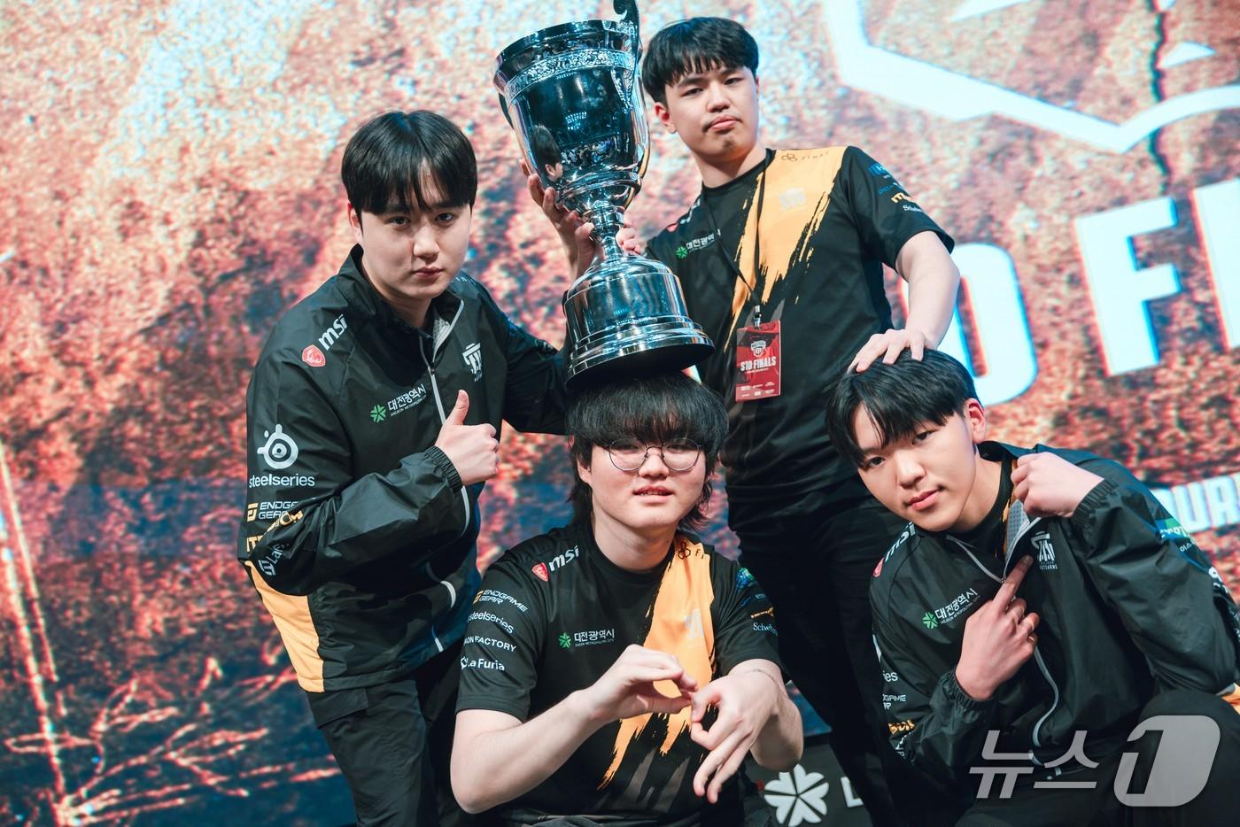 본문 이미지 - 대전 오토암즈가 우승 후 기념 촬영을 하고 있다. (진흥원 제공0 / 뉴스1