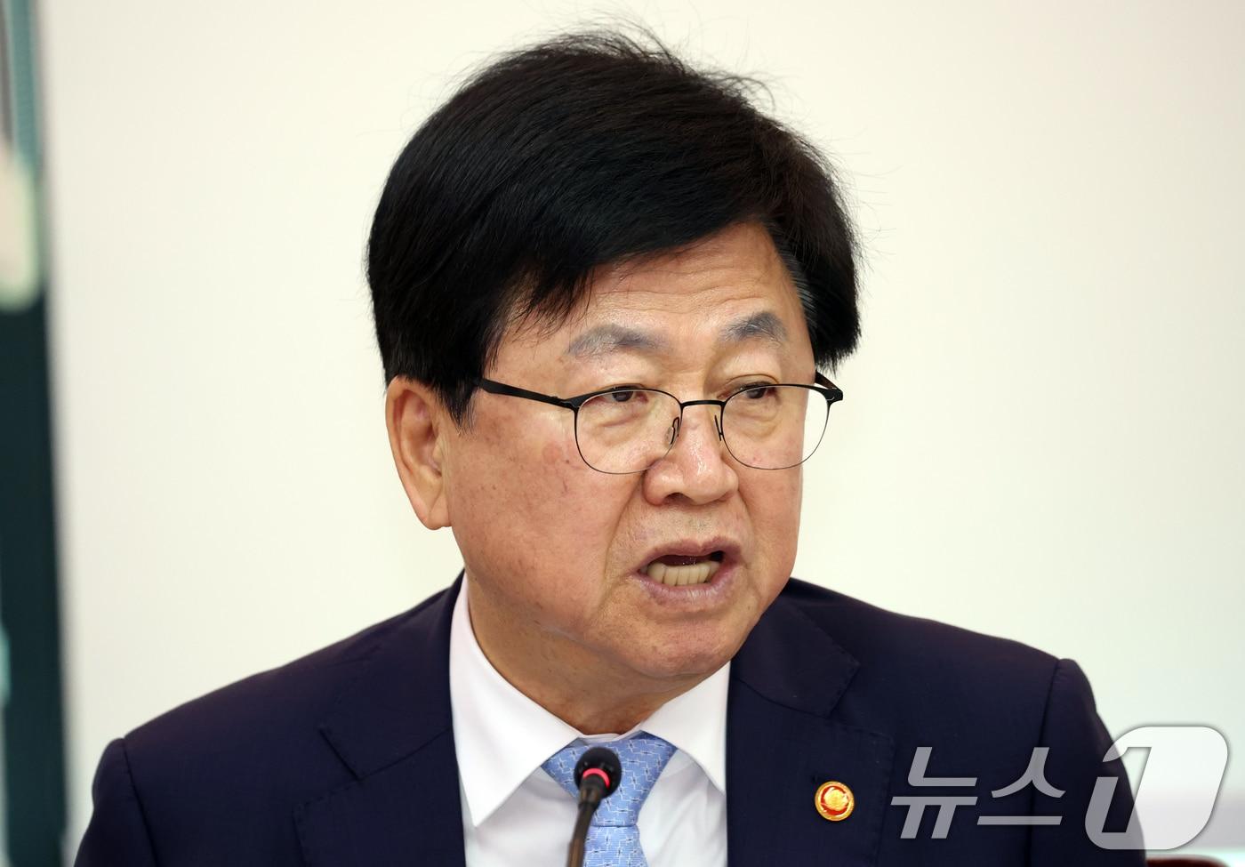 본문 이미지 - 최교진 교육부 장관이 17일 오전 서울 종로구 세종대로 정부서울청사에서 열린 제6차 영유아교육·보육통합 추진위원회에서 모두 발언을 하고 있다. 이날 회의에서 참석자들은 아동 발달권 보호를 위한 영유아 사교육 대응 방안 등을 논의했다. 2026.4.17 ⓒ 뉴스1 김명섭 기자