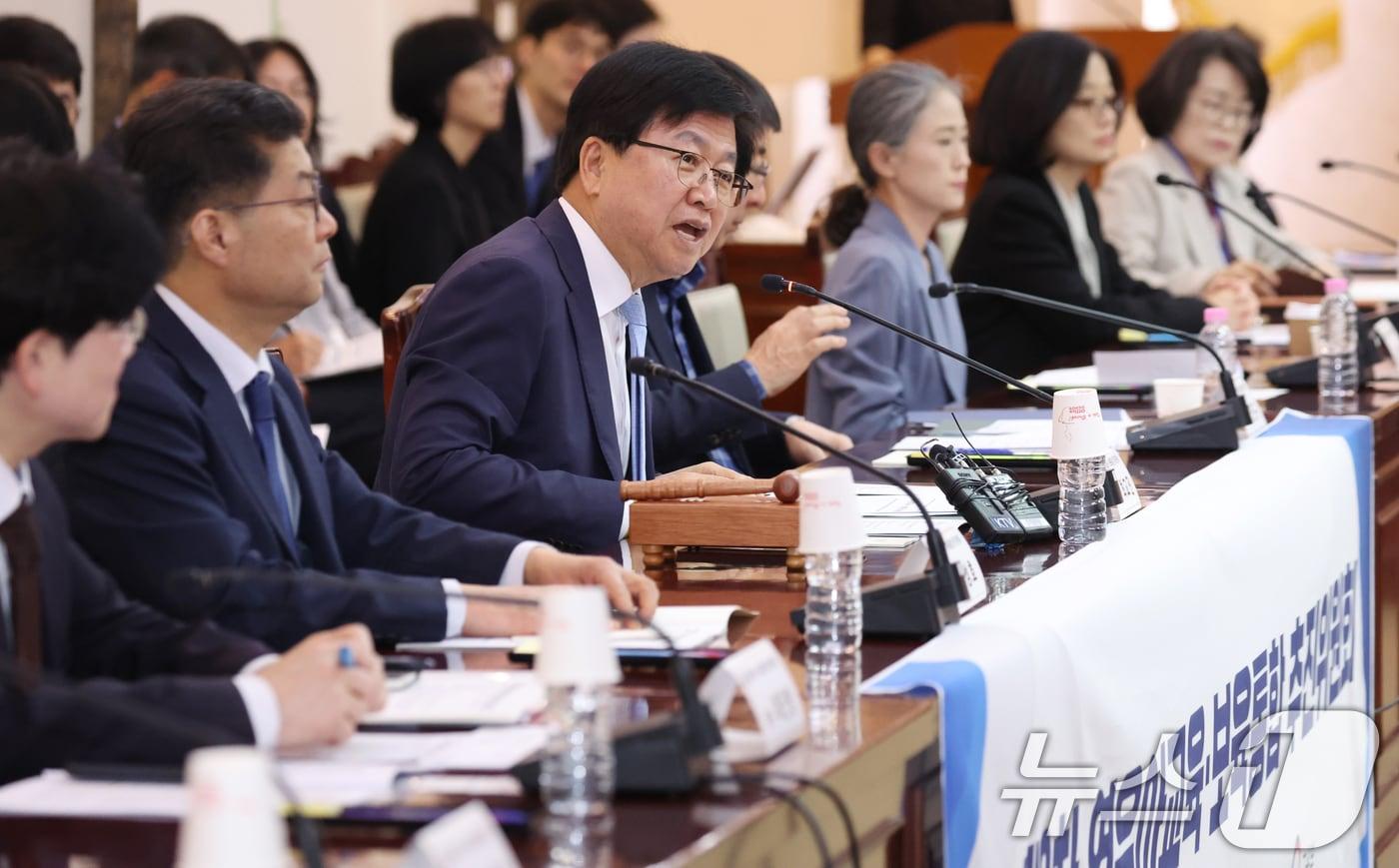 본문 이미지 - 최교진 교육부 장관이 17일 오전 서울 종로구 세종대로 정부서울청사에서 열린 제6차 영유아교육·보육통합 추진위원회에서 모두 발언을 하고 있다. 이날 회의에서 참석자들은 아동 발달권 보호를 위한 영유아 사교육 대응 방안 등을 논의했다. 2026.4.17 ⓒ 뉴스1 김명섭 기자