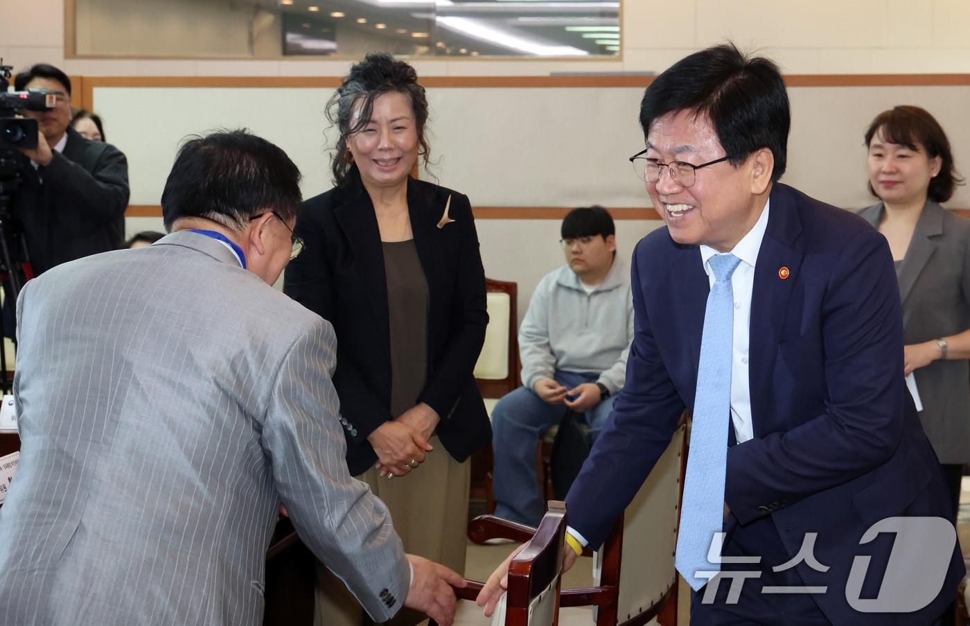 본문 이미지 - 최교진 교육부 장관이 17일 오전 서울 종로구 세종대로 정부서울청사에서 열린 제6차 영유아교육·보육통합 추진위원회에서 참석자들과 인사를 하고 있다. 이날 회의에서 참석자들은 아동 발달권 보호를 위한 영유아 사교육 대응 방안 등을 논의했다. 2026.4.17 ⓒ 뉴스1 김명섭 기자