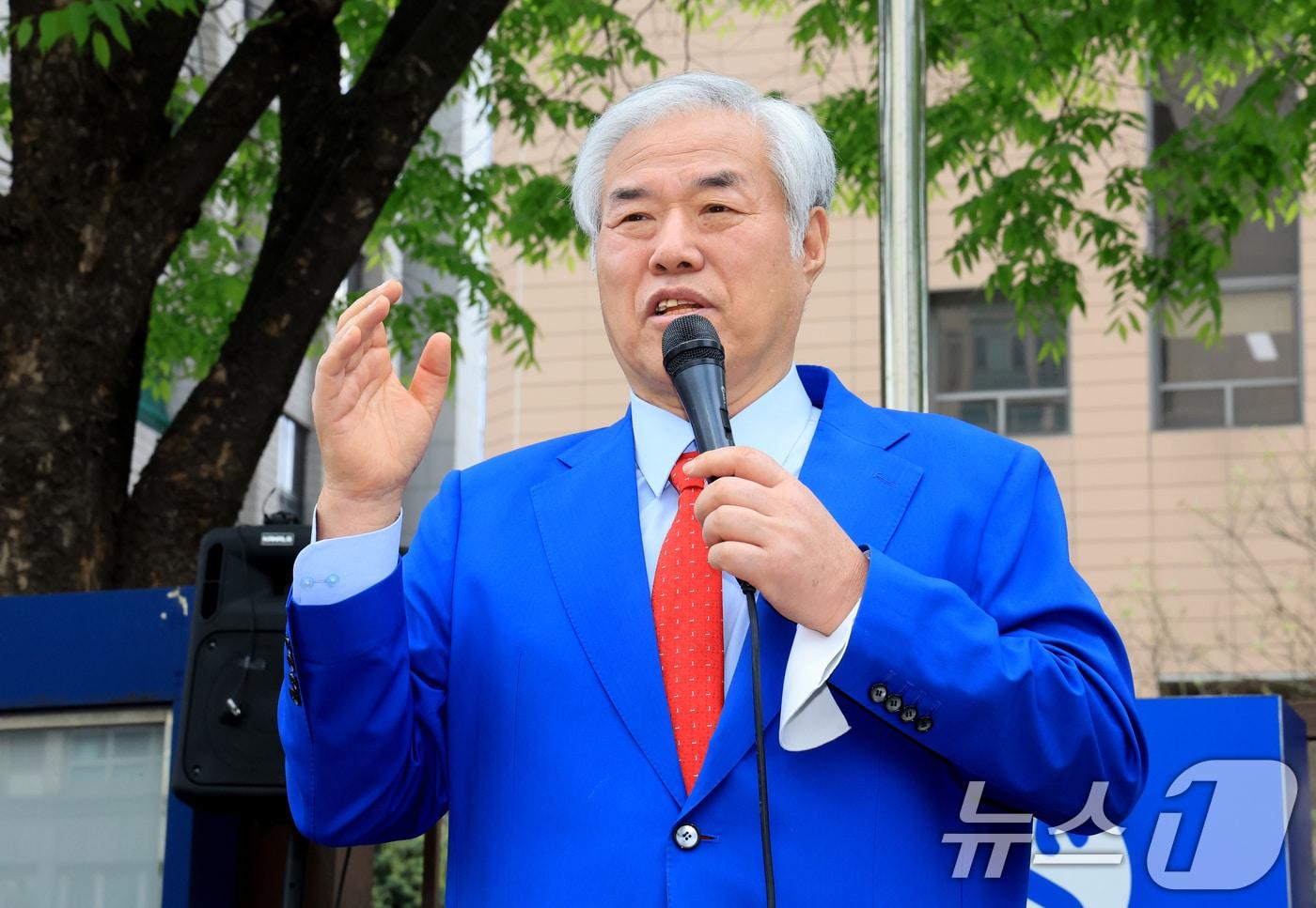 본문 이미지 - 서울서부지법 난동 사태 배후로 지목돼 수건조물침입교사 혐의 등으로 기소된 전광훈 사랑제일교회 목사가 17일 서울 마포구 서울서부지법에서 열린 재판에 출석하기 앞서 법원 앞에서 발언하고 있다. 2026.4.17 ⓒ 뉴스1 이호윤 기자