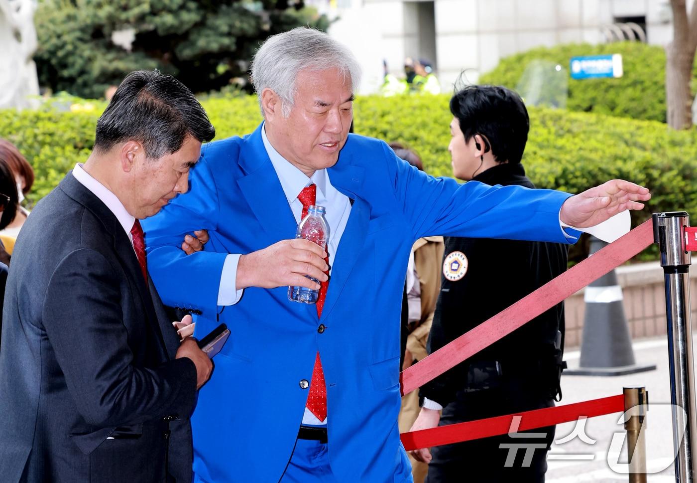 본문 이미지 - 서울서부지법 난동 사태 배후로 지목돼 수건조물침입교사 혐의 등으로 기소된 전광훈 사랑제일교회 목사가 17일 서울 마포구 서울서부지법에서 열린 재판에 출석하고 있다. 2026.4.17 ⓒ 뉴스1 이호윤 기자