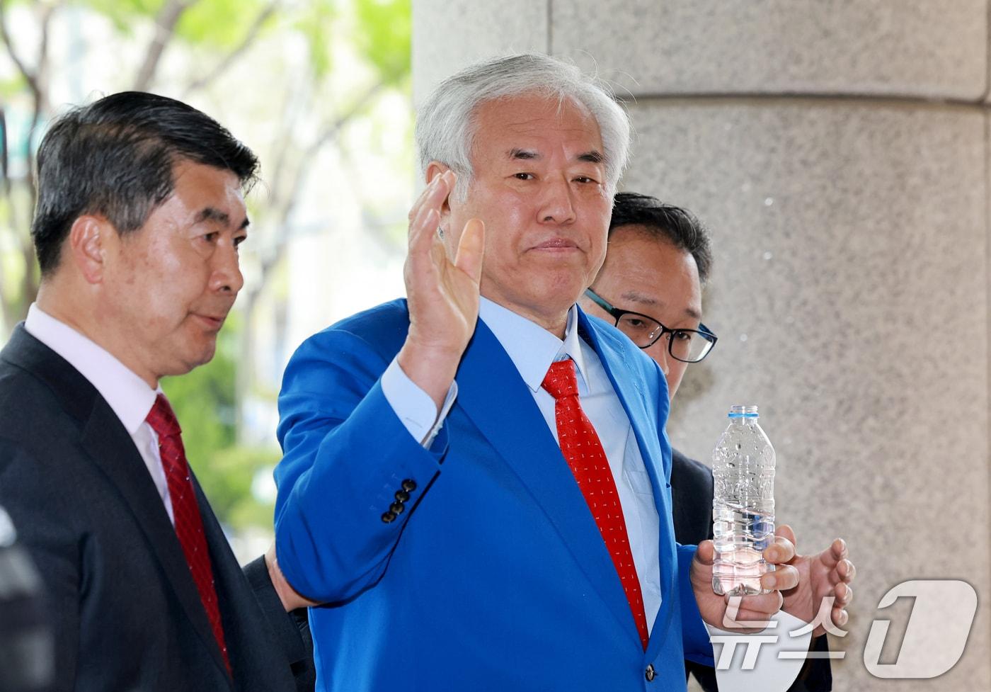 본문 이미지 - 서울서부지법 난동 사태 배후로 지목돼 수건조물침입교사 혐의 등으로 기소된 전광훈 사랑제일교회 목사가 17일 서울 마포구 서울서부지법에서 열린 재판에 출석하고 있다. 2026.4.17 ⓒ 뉴스1 이호윤 기자