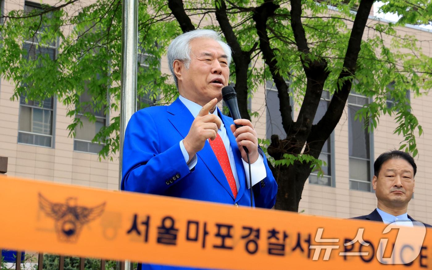 본문 이미지 - 서울서부지법 난동 사태 배후로 지목돼 수건조물침입교사 혐의 등으로 기소된 전광훈 사랑제일교회 목사가 서울 마포구 서울서부지법에서 열린 재판에 출석하기 앞서 법원 앞에서 발언하고 있다. 2026.4.17 ⓒ 뉴스1 이호윤 기자