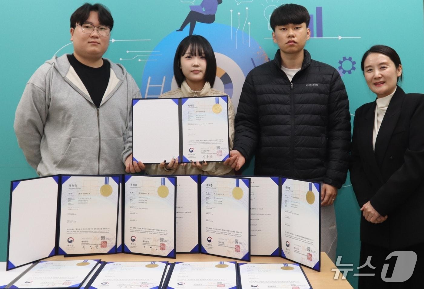 본문 이미지 - 박금미 구미대 도시조경디자인과 학과장이 산학협력으로 특허를 출원한 학생들.(구미대 제공. 재판매 및 DB금지)/뉴스1