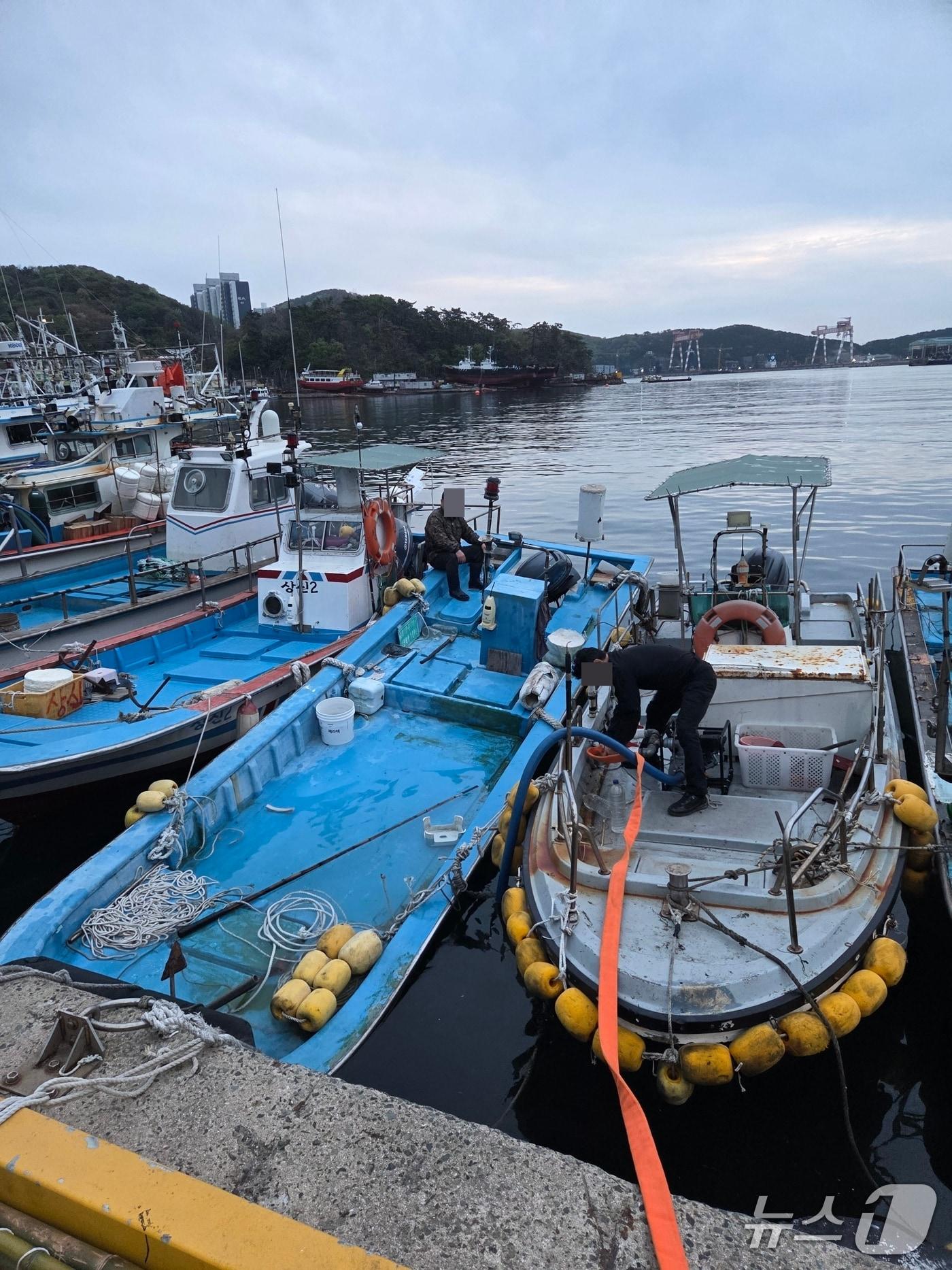 본문 이미지 - 부산 다대항에 계류 중 침수한 어선 A 호 모습(해경 제공. 재판매 및 DB금지)