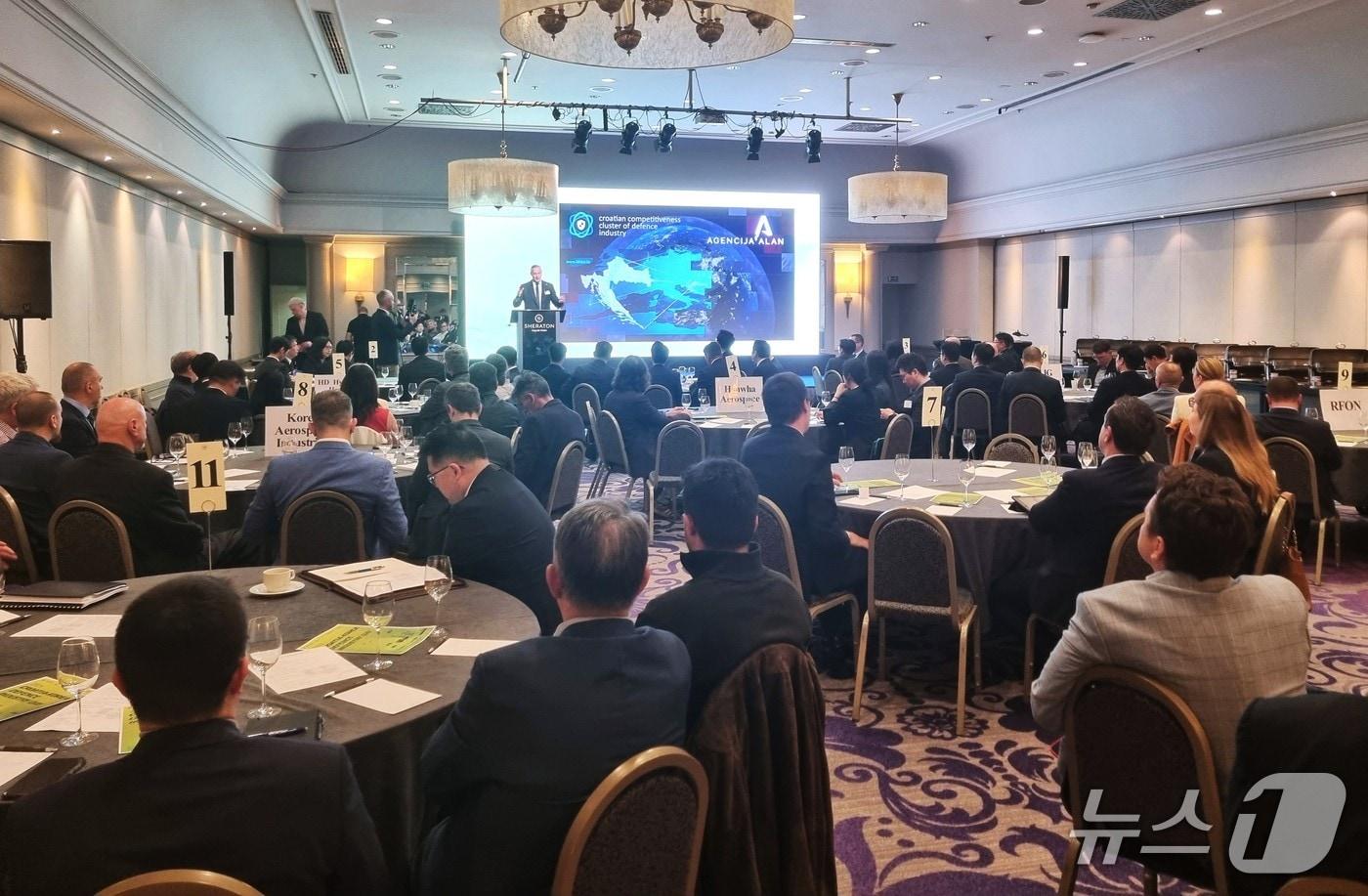본문 이미지 - 16일 크로아티아 자그레브 쉐라톤 호텔에서 열린 '한-크 방위산업 협력의 날'에 고란 바사라츠 크로아티아 방산수출입국 CEO가 소속 기관을 소개하고 있다.(방진회 제공)