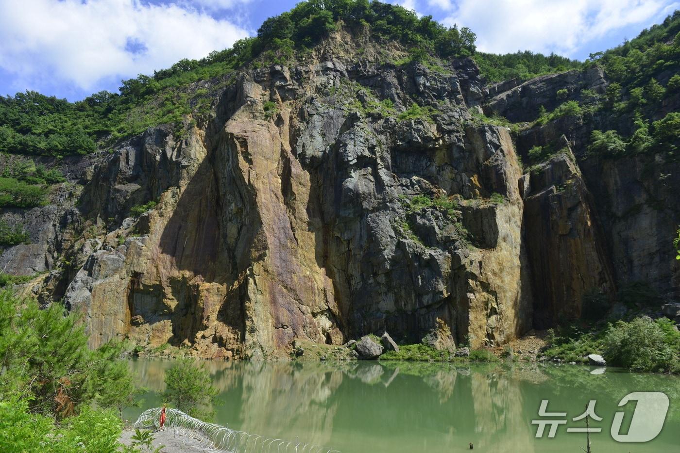 본문 이미지 - 원상복구 명령을 받고도 일반에 개방해 놓은 대구 달성군 가창면의 폐채석장.2026.4.17 ⓒ 뉴스1 이성덕 기자