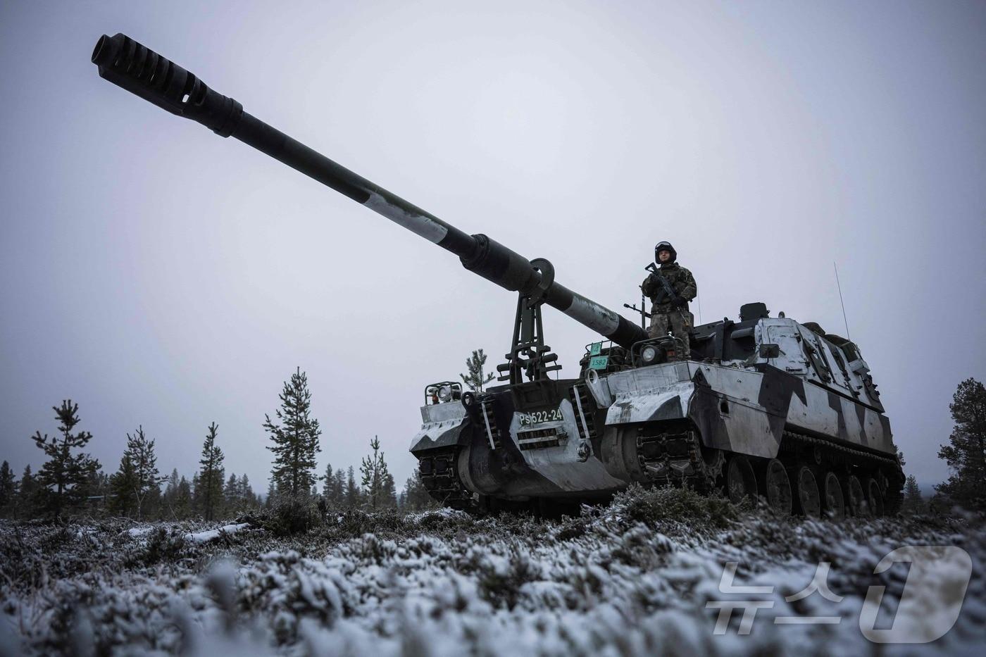 본문 이미지 - 핀란드 육군 병사가 2024년 11월 17일 핀란드 라플란드 로바니에미 인근에서 열린 북대서양조약기구(NATO·나토 훈련) 중 K9 155mm 자주포를 운용하고 있다 2024.11.17. ⓒ AFP=뉴스1