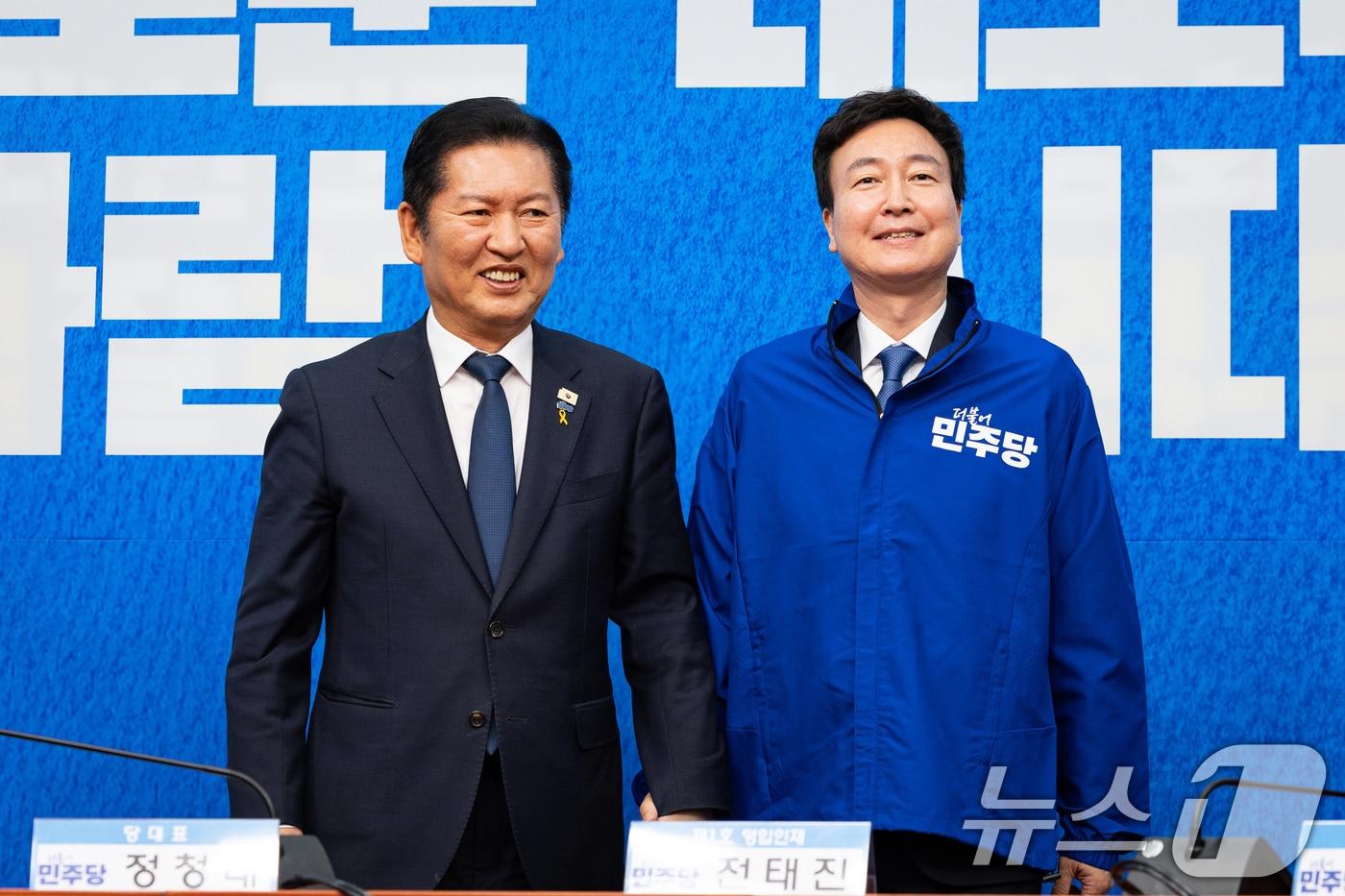 본문 이미지 - 정청래 더불어민주당 대표가 17일 서울 여의도 국회에서 열린 제1차 인재영입식에서 전태진 변호사에게 당 점퍼를 입혀준 후 기념 촬영을 하고 있다. 2026.4.17 ⓒ 뉴스1 유승관 기자