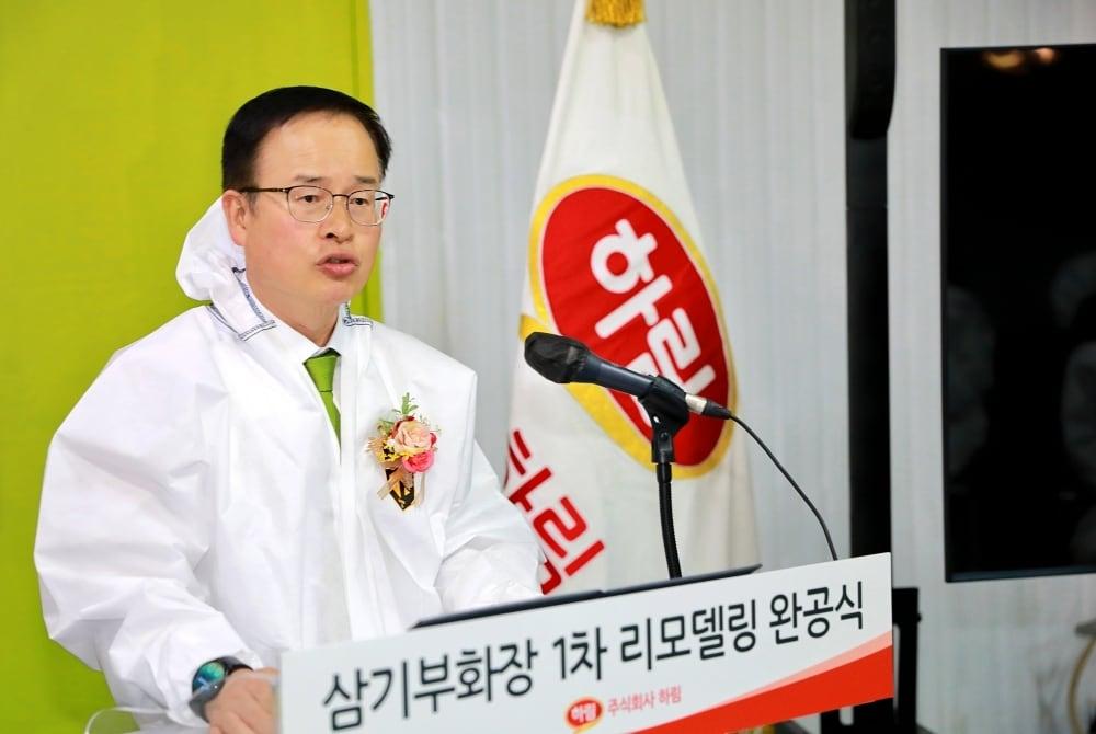 본문 이미지 - 16일 열린 '하림 삼기부화장 1차 리모델링 완공식'에서 정호석 하림 대표이사가 단상에 올라 기념사를 하고 있다.(하림 제공)