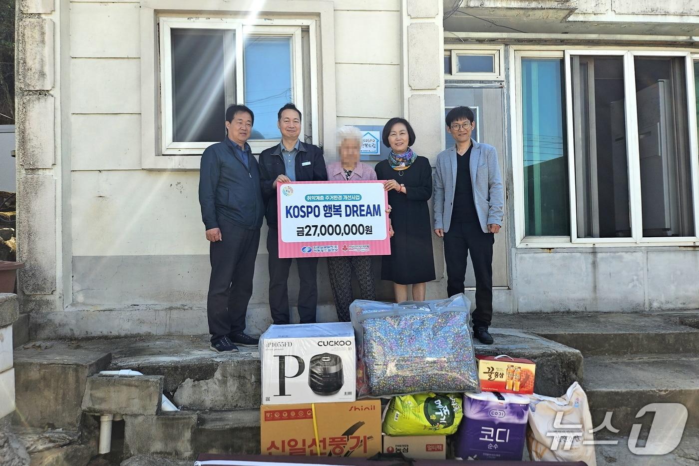 본문 이미지 - 지난 16일 열린 ‘행복 DREAM’ 주거환경 개선사업 후원 전달식 모습 (남부발전 제공. 재판매 및 DB금지)