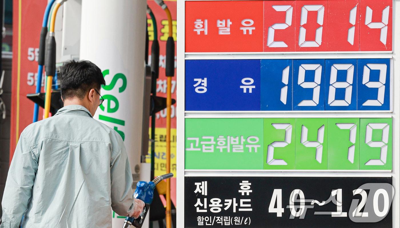 본문 이미지 - 국제유가의 상승으로 전국 주유소 휘발유·경유 평균가격이 2000원대 돌파를 눈앞에 둔 17일 서울 시내의 한 주유소를 찾은 시민이 주유를 하고 있다. ⓒ 뉴스1 이호윤 기자