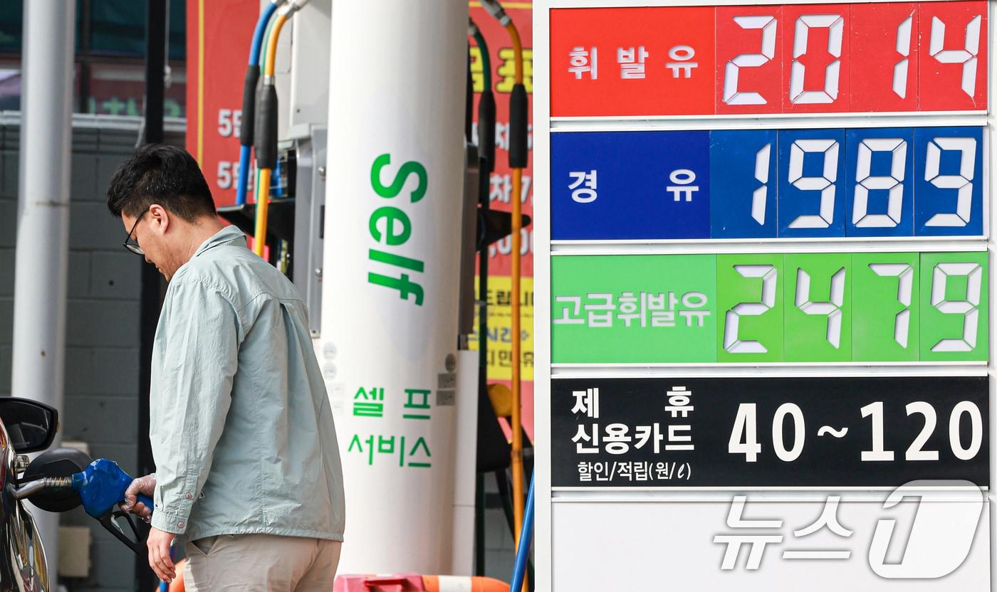 본문 이미지 -  17일 서울 시내의 한 주유소를 찾은 시민이 주유를 하고 있다. 2026.4.17 ⓒ 뉴스1 이호윤 기자