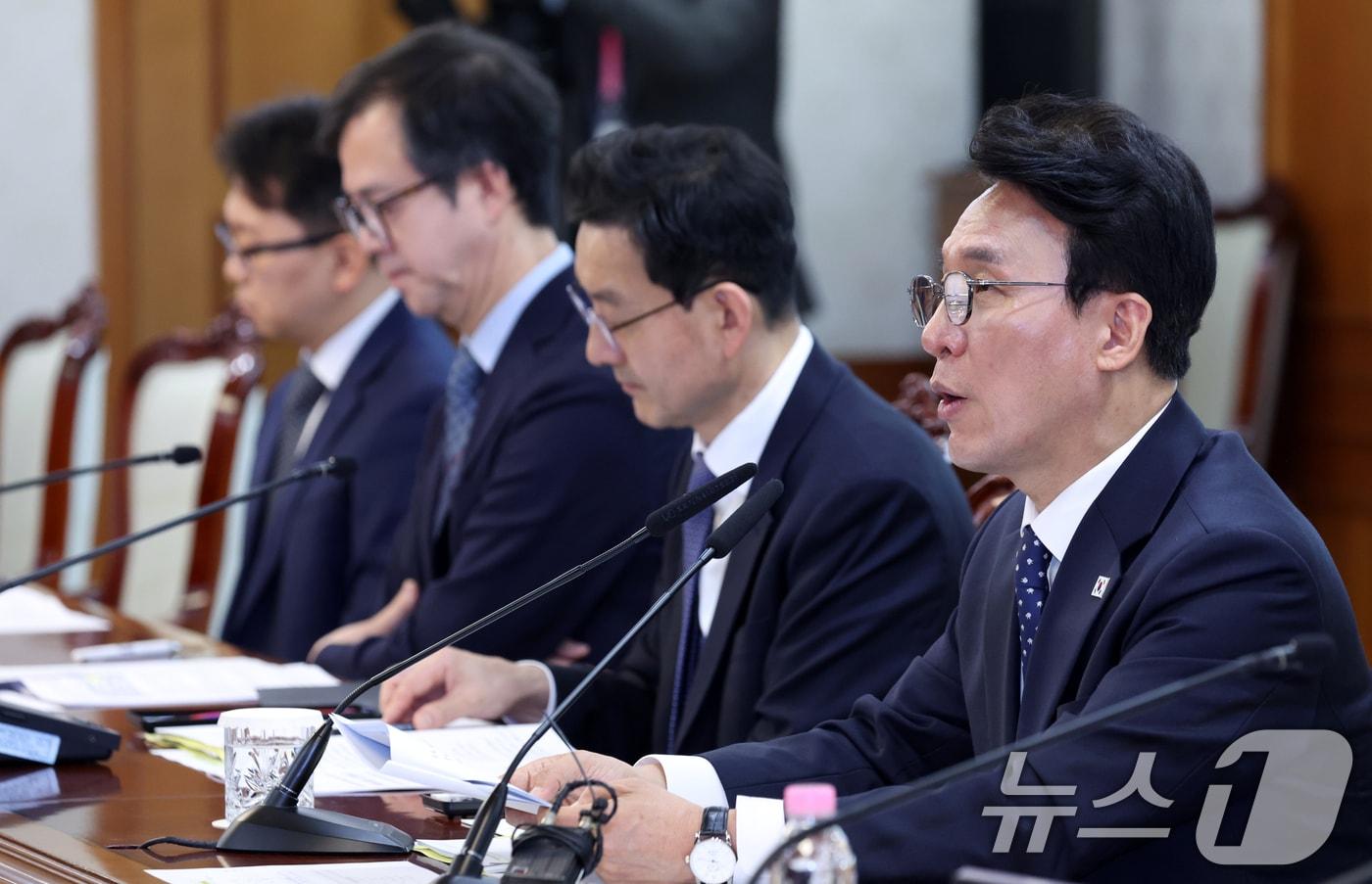 본문 이미지 - 김민석 국무총리가 17일 오전 서울 종로구 세종대로 정부서울청사에서 열린 마약류 대응 관계장관회의에서 모두 발언을 하고 있다. 2026.4.17 ⓒ 뉴스1 김명섭 기자
