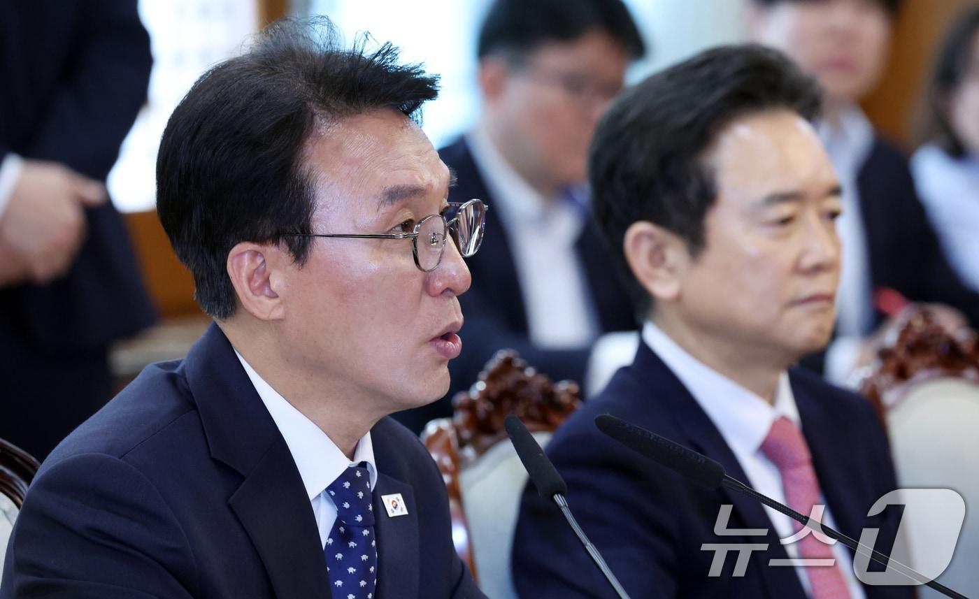 본문 이미지 - 김민석 국무총리가 17일 오전 서울 종로구 세종대로 정부서울청사에서 열린 마약류 대응 관계장관회의에서 모두 발언을 하고 있다. 2026.4.17 ⓒ 뉴스1 김명섭 기자