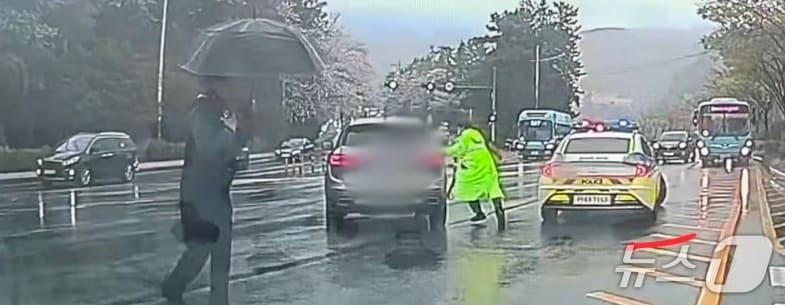 본문 이미지 - 지난 4일 오전 11시 8분쯤 부산 북구 만덕1터널 입구에서 운전자가 경찰을 피해 도주하고 있다. (부산경찰청 제공. 재판매 및 DB 금지)