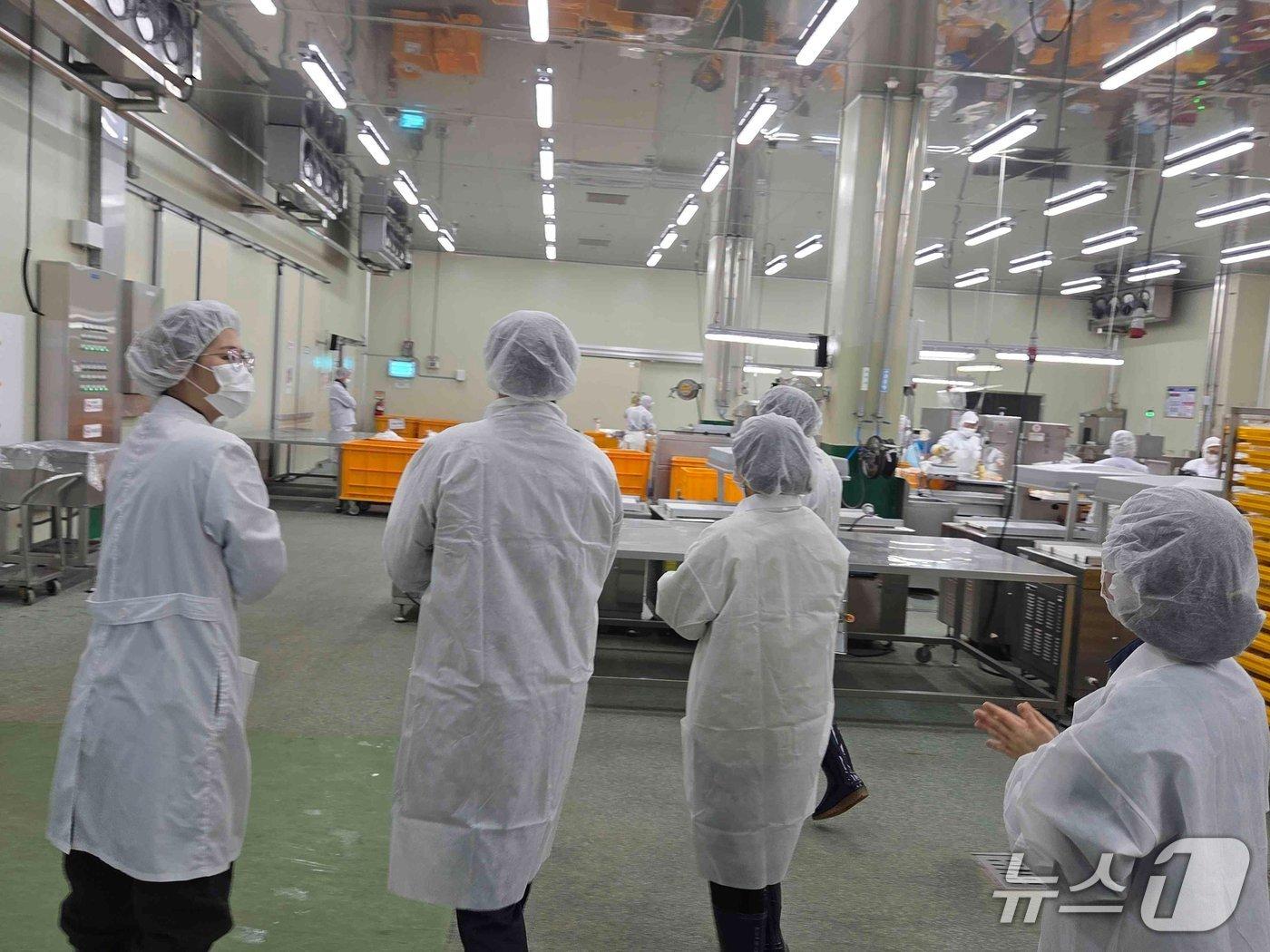 본문 이미지 - 경기 수원시 관계자들이 학교급식 식자재 공급업체를 점검하고 있다. (수원시 제공. 재판매 및 DB 금지) 2026.4.17/뉴스1