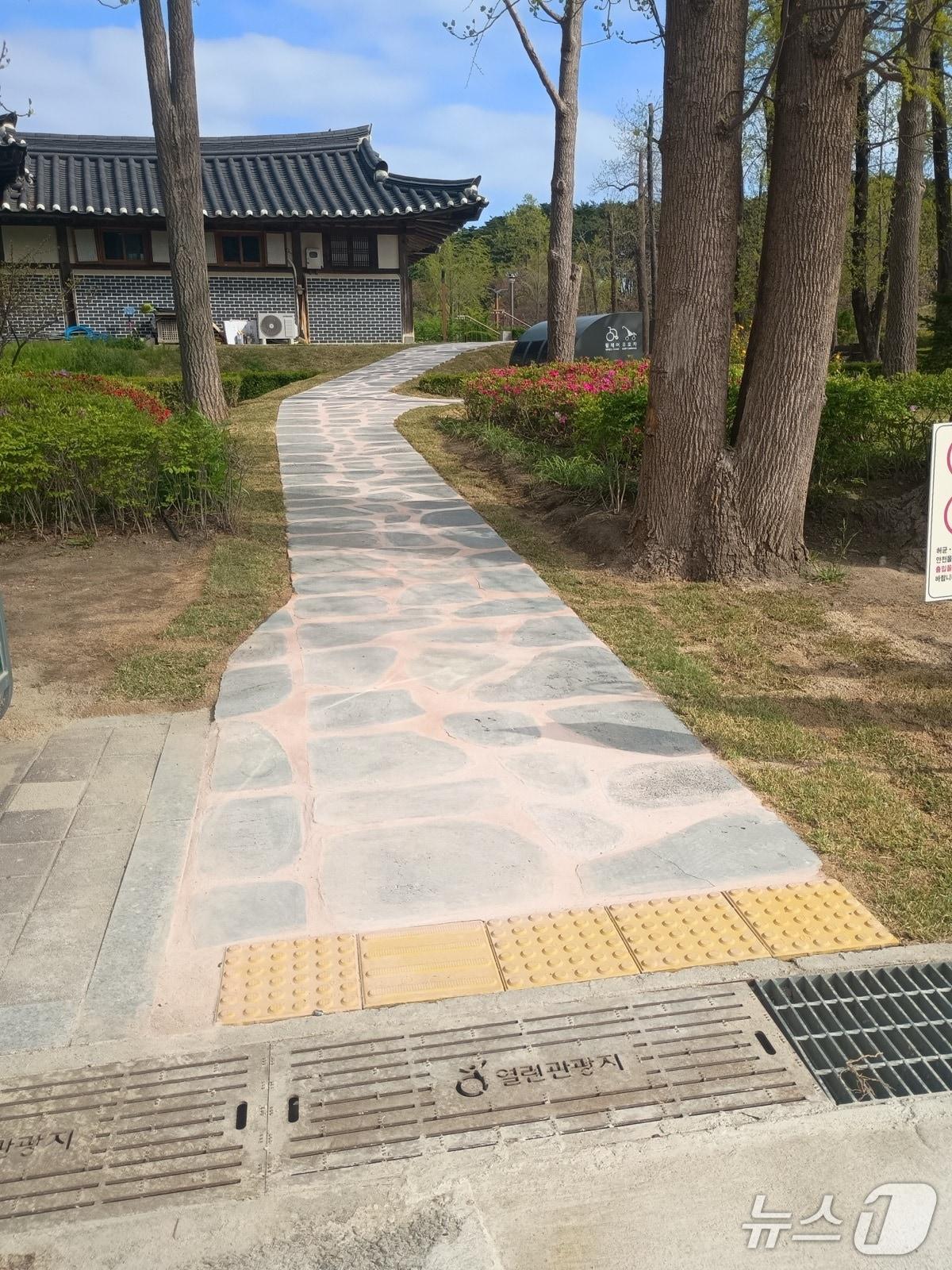 본문 이미지 - 강릉 허균·허난설헌기념관 진입로 새 단장 완료.(강릉시 제공, 재판매 및 DB 금지) 2026.4.17/뉴스1