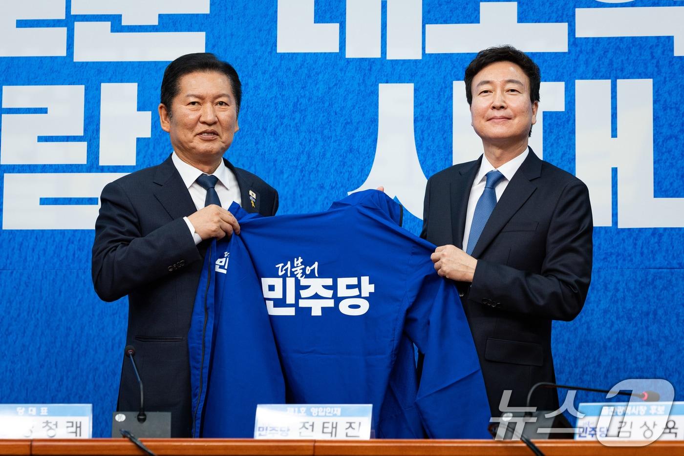 본문 이미지 - 정청래 더불어민주당 대표가 17일 서울 여의도 국회에서 열린 제1차 인재영입식에서 전태진 변호사에게 당 점퍼를 선물하고 있다. 민주당은 6·3 지방선거와 함께 치러지는 재보궐선거의 1호 영입인재로 전태진 변호사를 영입했다. 전 변호사는 당 울산시장 예비후보로 출마하는 김상욱 의원의 지역구인 울산 남갑에 나설 전망이다. 2026.4.17 ⓒ 뉴스1 유승관 기자